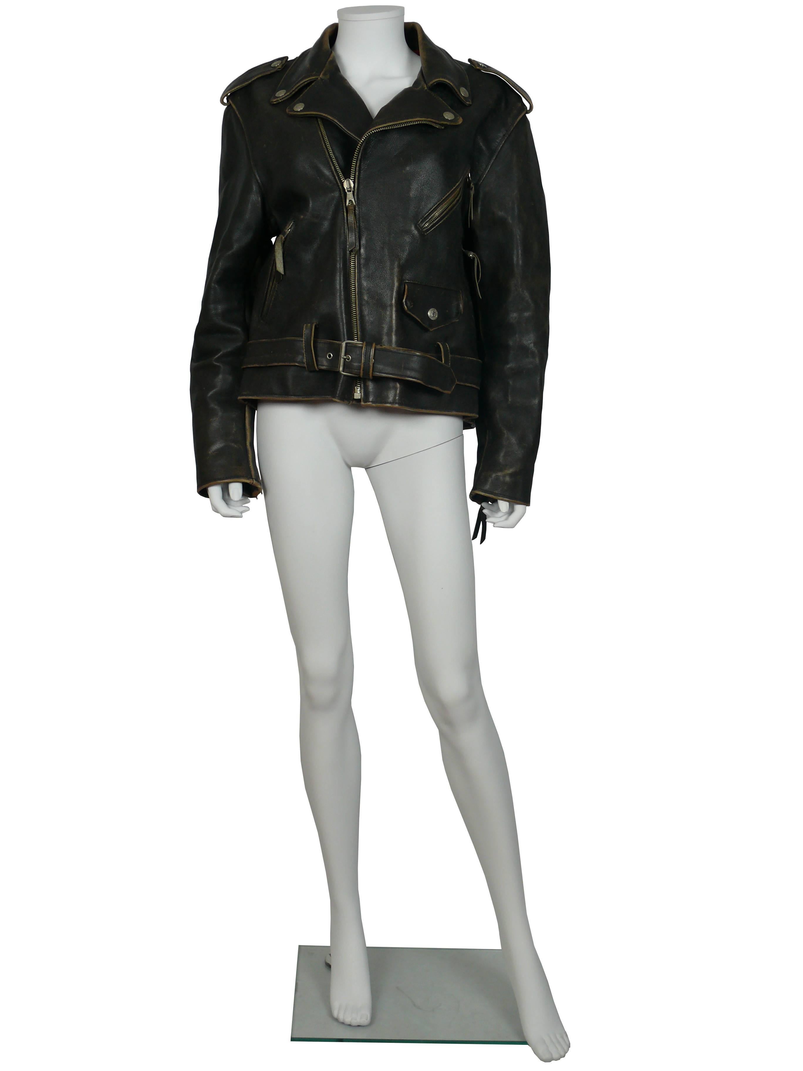 MOSCHINO Vintage-Lederjacke im Used-Look mit massivem Peace-Zeichen mit Nieten auf der Rückseite.

Um 1990.

Vollständig gefüttert.

Hat Gewicht!

Auf dem Etikett steht MOSCHINO Jeans Made in Italy.

Markierte Größe : 48.
Bitte beachten Sie die