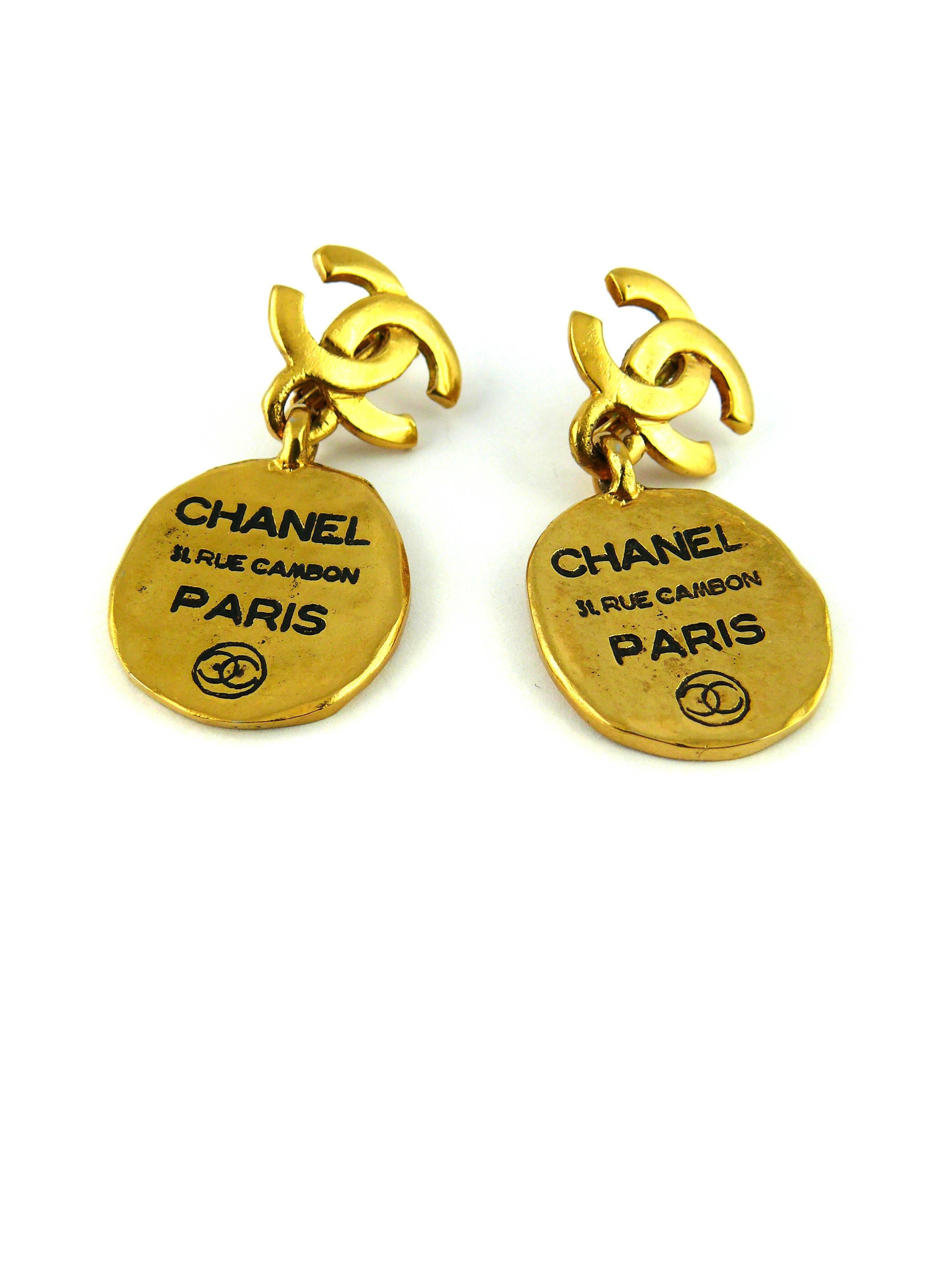 CHANEL vintage gold tone 31 Rue Cambon tag dangling earrings.

Embossed CHANEL on the reverse.

Indicative measurements : length approx. 4.7 cm (1.85 inches) / CC initials 1.8 cm x 1.3 cm (0.71 inches x 0.51 inches) / tag 2.3 cm x 2.6 cm (0.91