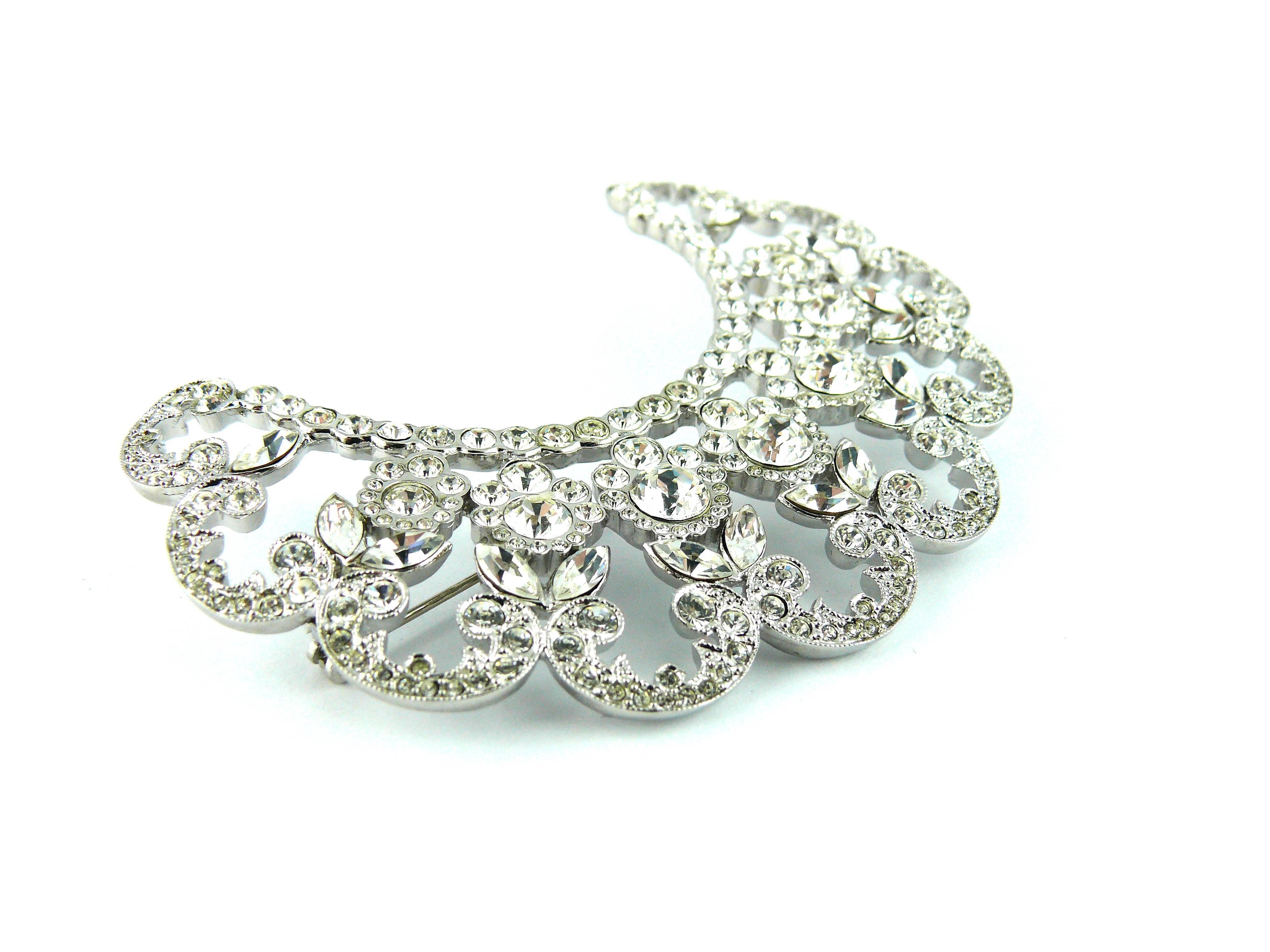 CHRISTIAN DIOR lovely floral diamante crescent brooch in a silver tone setting.

Marked DIOR.

JEWELRY CONDITION CHART
- New or never worn : item is in pristine condition with no noticeable imperfections
- Excellent : item has been used and may have
