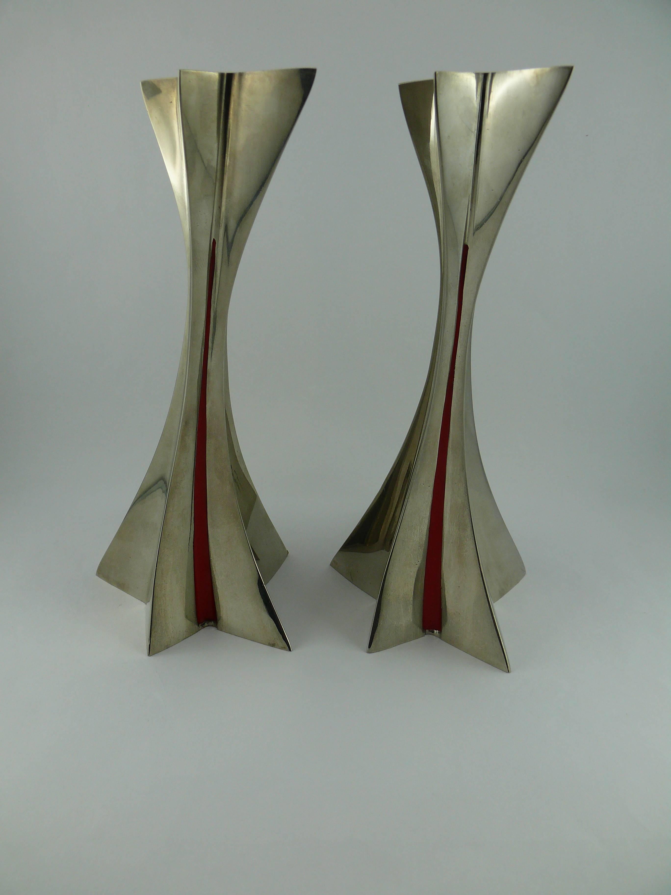 THIERRY MUGLER massive pair of candelsticks in stainless steel and red enamel, featuring shooting stars.

Iconic THIERY MUGLER's sharp futuristic design.

Embossed THIERRY MUGLER.

Indicative weight (for the pair) : 3.7 kg.

NOTES
- This is a