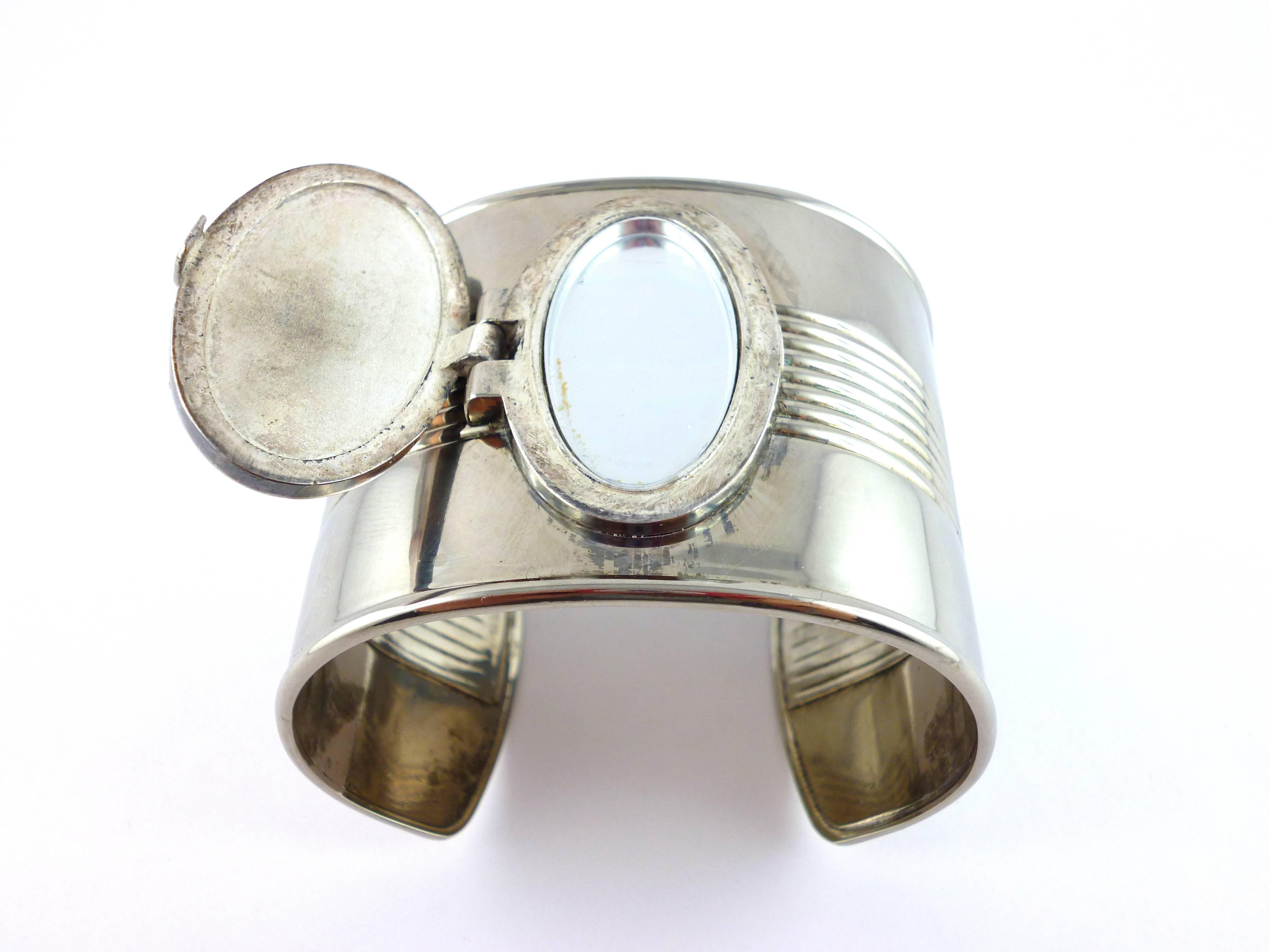 JEAN PAUL GAULTIER iconic tin can cuff bracelet, circa 1990.

Indicative measurements : total diameter approx. 6.6 cm (2.60 inches) / inside circumference approx. 19.48 cm (7.67 inches) / height 5.5 cm (2.17 inches).

JEWELRY CONDITION CHART
-