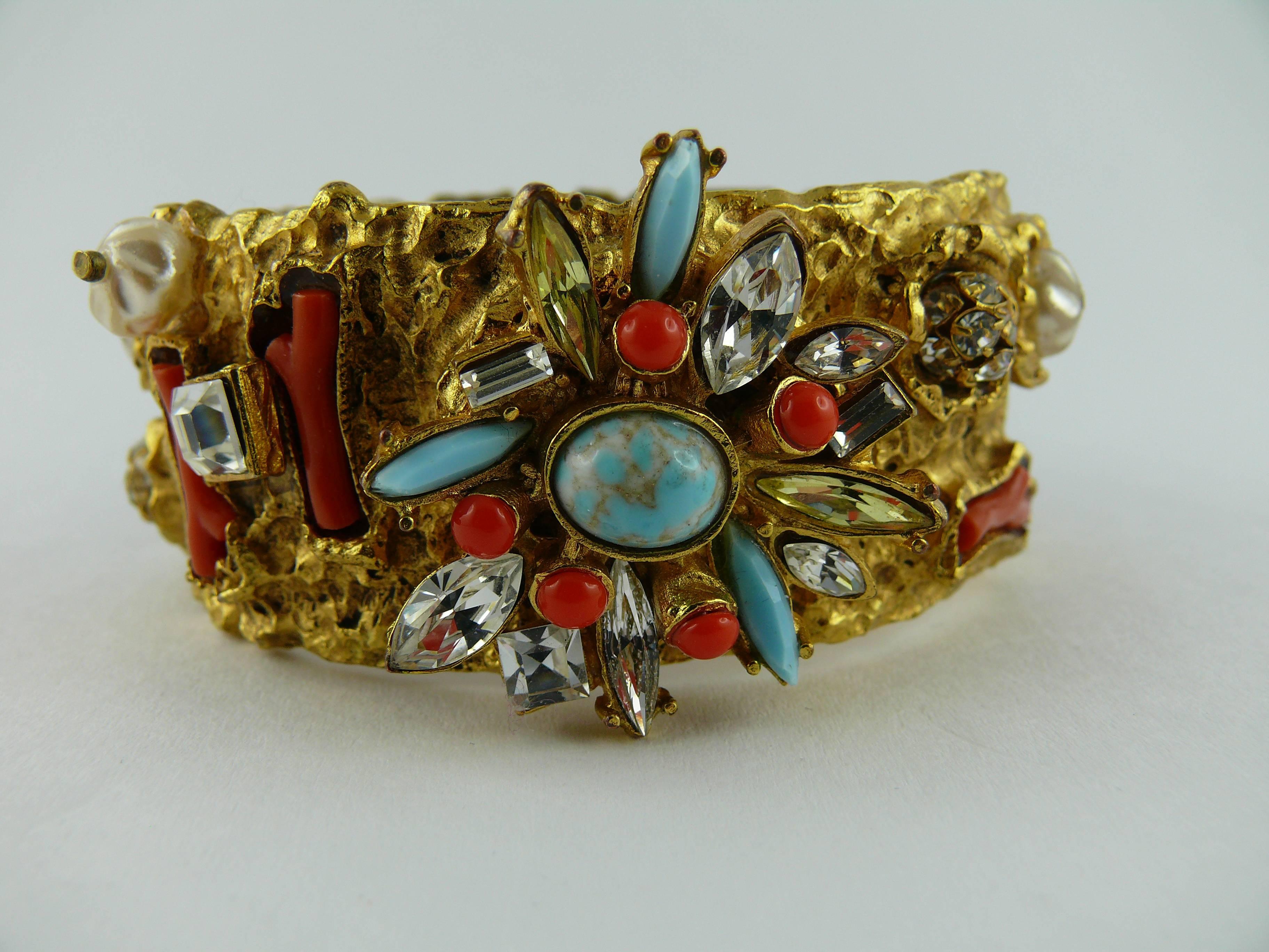 CHRISTIAN LACROIX vintage opulent jewelled clamper bracelet.

Texture gold tone bracelet embellished with multicolored crystals, faux turquoise and coral stones, faux pearls.

Marked CHRISTIAN LACROIX CL Made in France.

Indicative measurements :