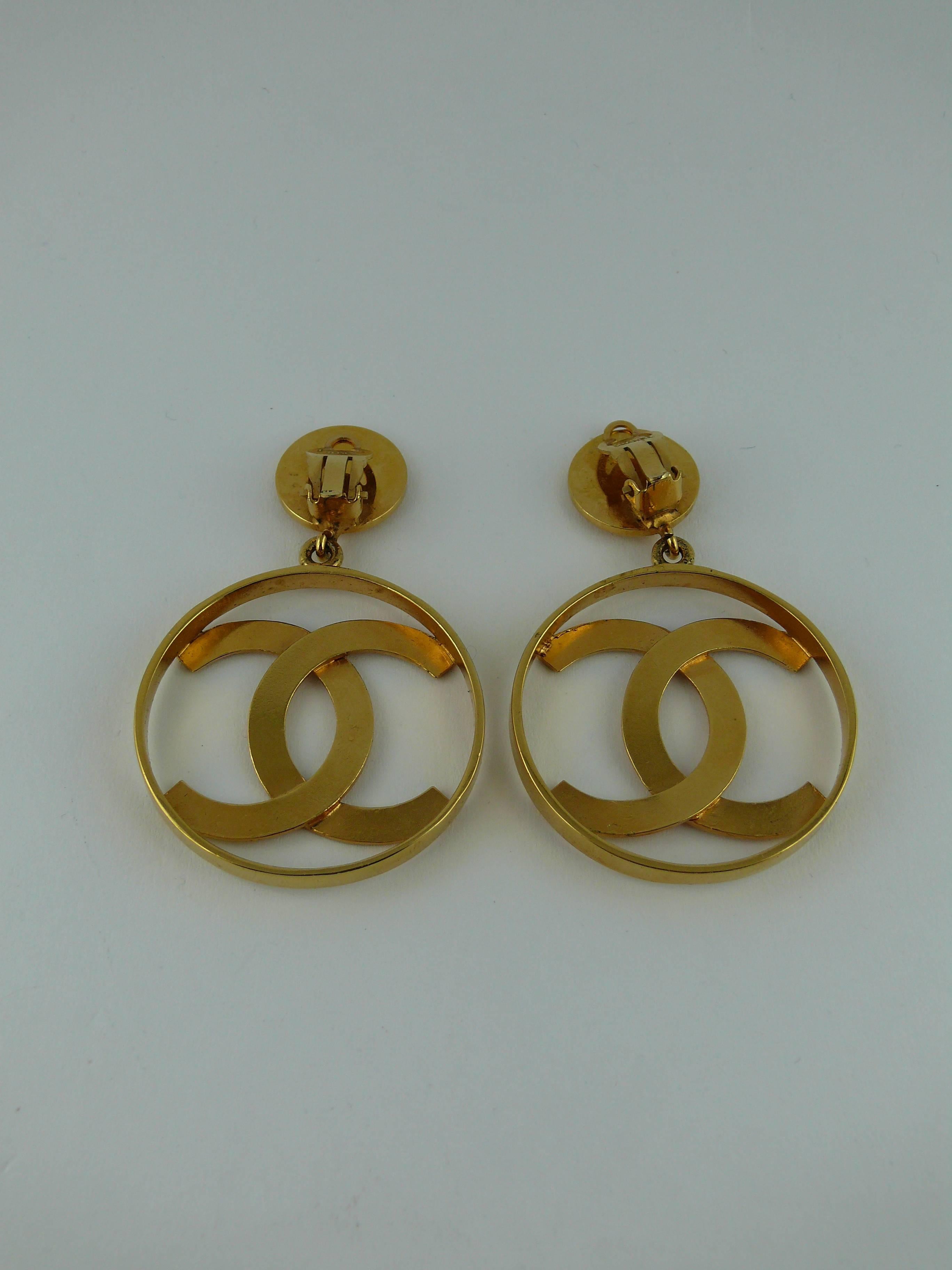 Chanel Vintage Iconic Massive CC Logo Gold Hoop Earrings  In Excellent Condition In Nice, FR