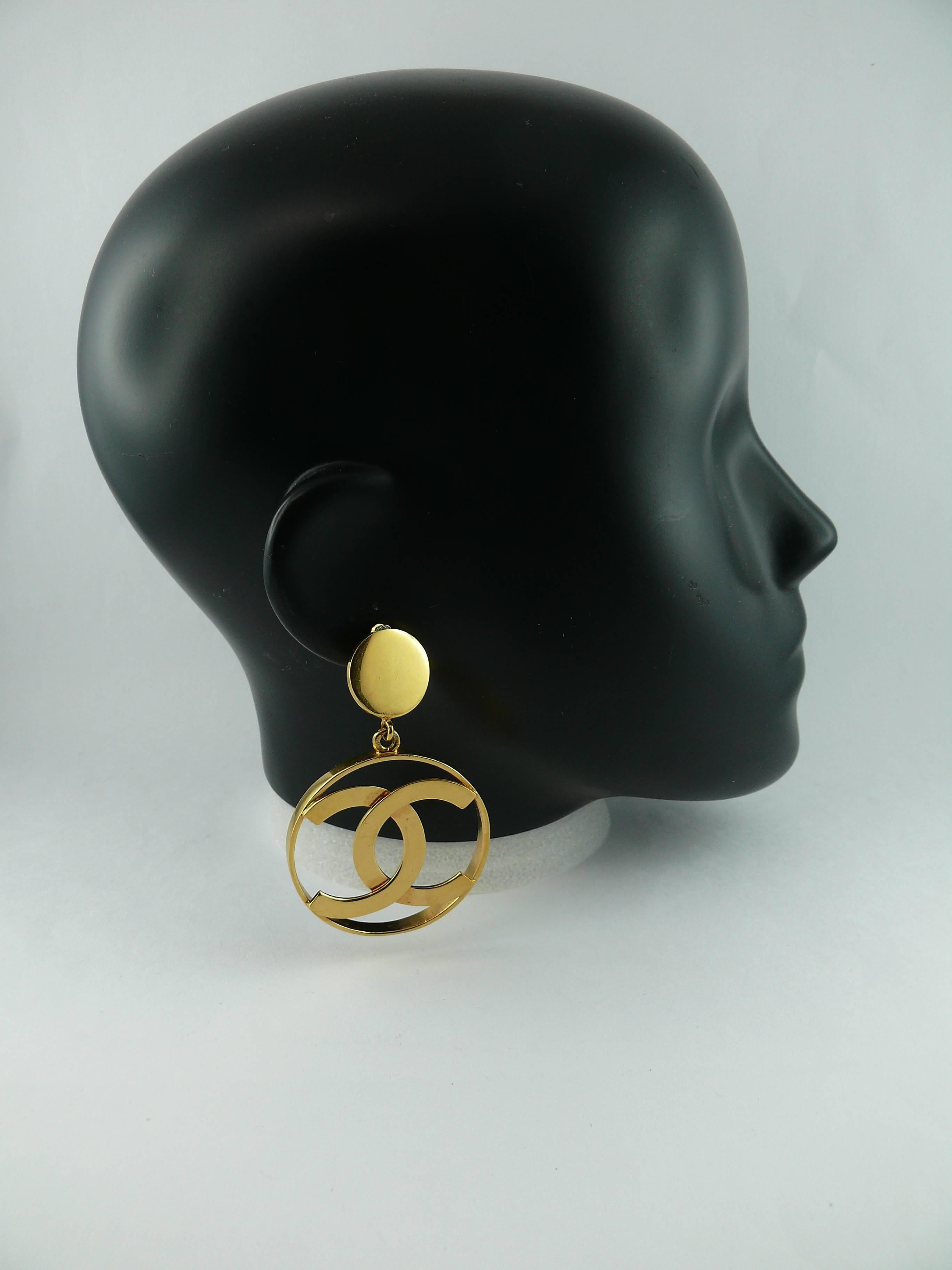 CHANEL vintage iconic massive CC logo gold tone hoop earrings (clip-on).

Embossed CHANEL.

Comes with original box.

JEWELRY CONDITION CHART
- New or never worn : item is in pristine condition with no noticeable imperfections
- Excellent :