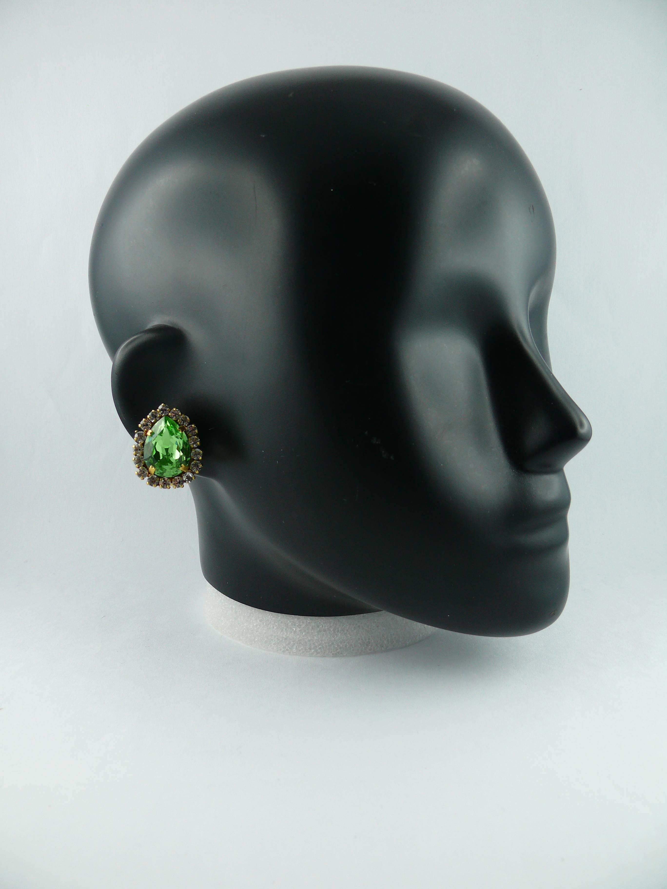 CHANEL vintage faux diamond and emerald clip-on earrings set with Swarovski crystals.

Spring/Summer 1995 Collection.

Marked CHANEL 95 P Made in France.

JEWELRY CONDITION CHART
- New or never worn : item is in pristine condition with no noticeable