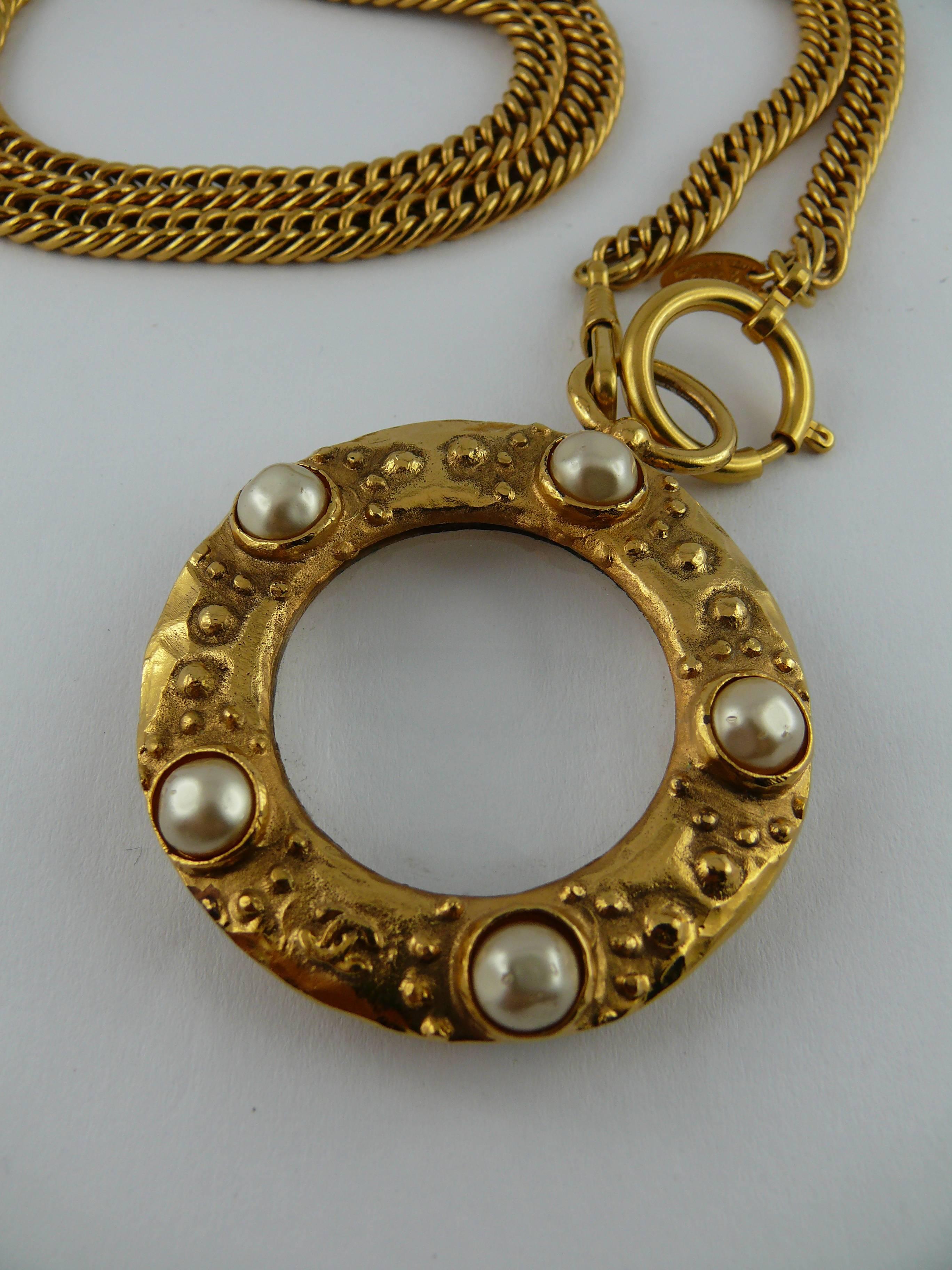 CHANEL Vintage-Sautoir-Halskette mit klobiger goldfarbener Gliederkette und Lupenanhänger, der mit GRIPOIX-Kunstperlen verziert ist.

CC-Logo auf beiden Seiten des Anhängers.

Sprungring-Verschluss.

Gestempelt CHANEL 2 3 Hergestellt in