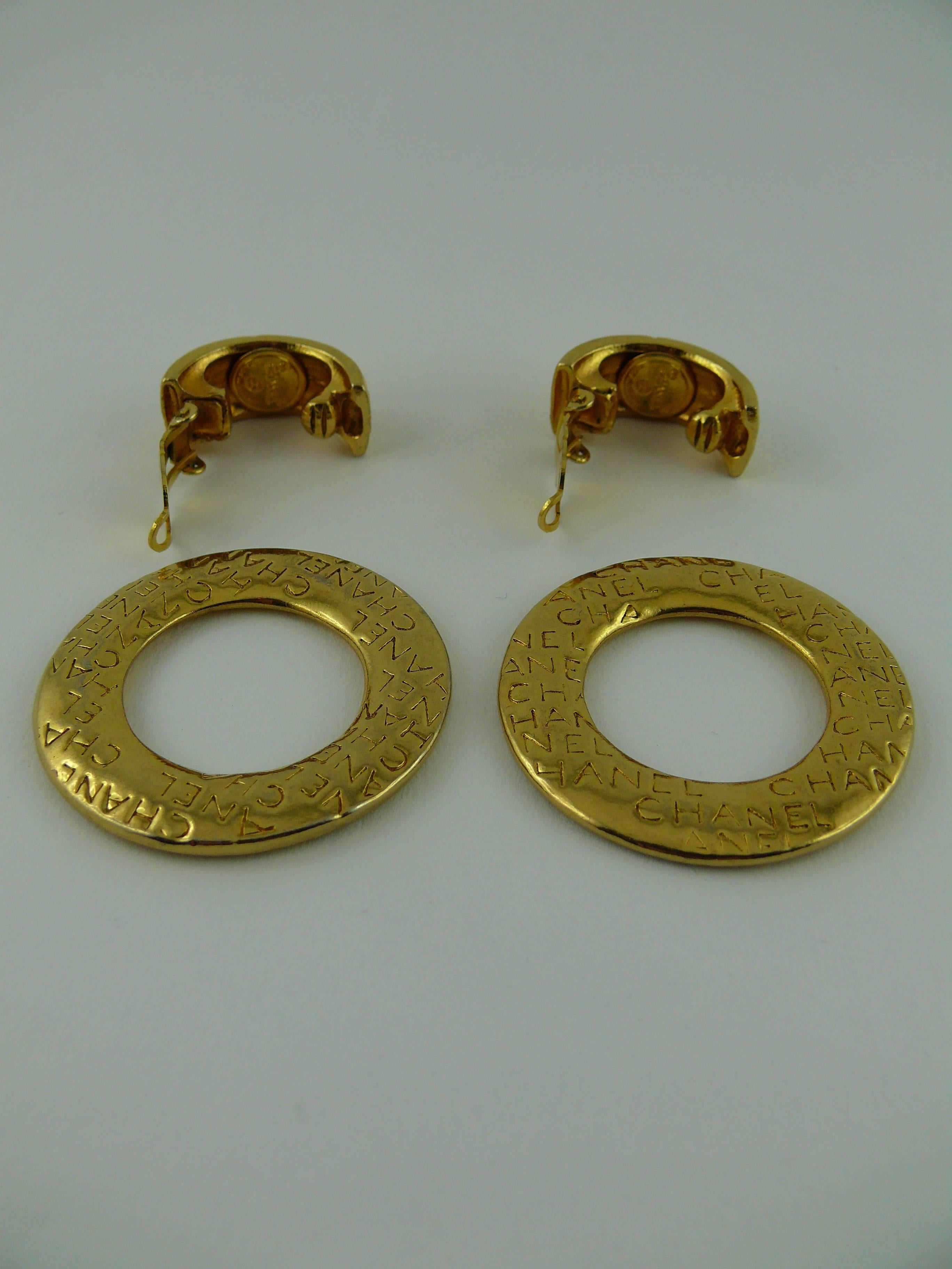Chanel Vintage Signature Clip-On Hoop Earrings 2 Ways In Good Condition In Nice, FR