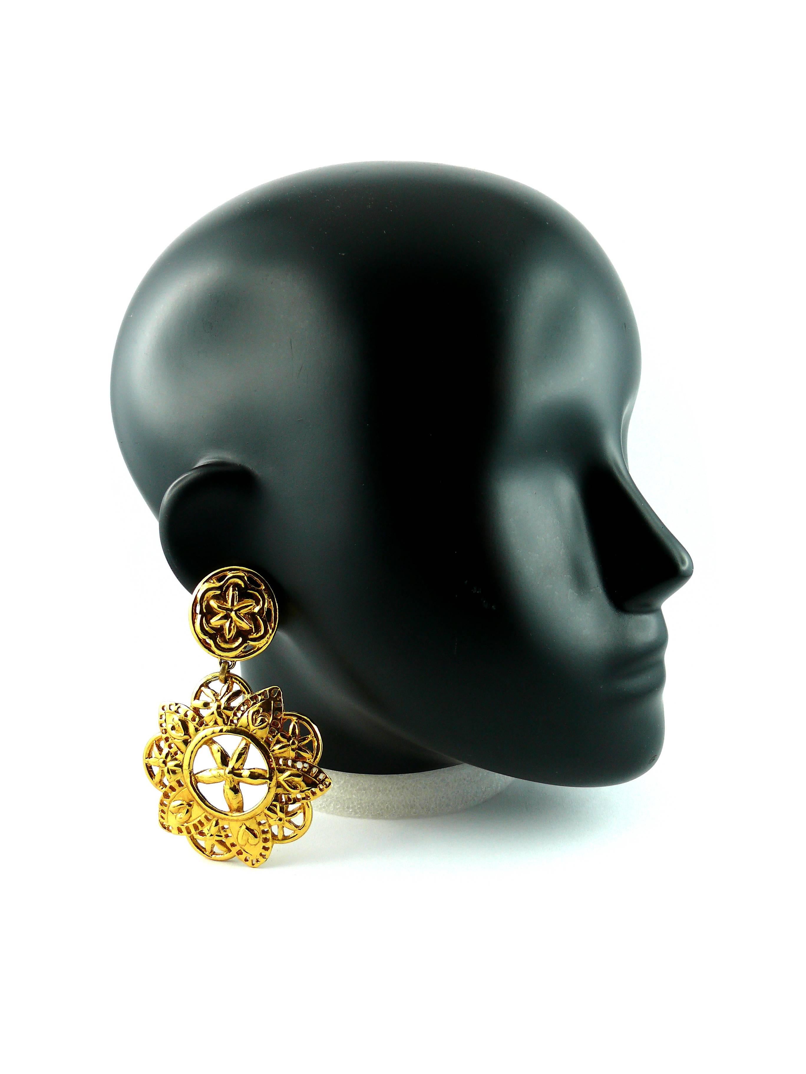 CHRISTIAN LACROIX vintage massive gold toned openwork abstract floral dangling earrings (clip-on).

Marked CHRISTIAN LACROIX CL Made in France.

Comes with original box.

JEWELRY CONDITION CHART
- New or never worn : item is in pristine condition