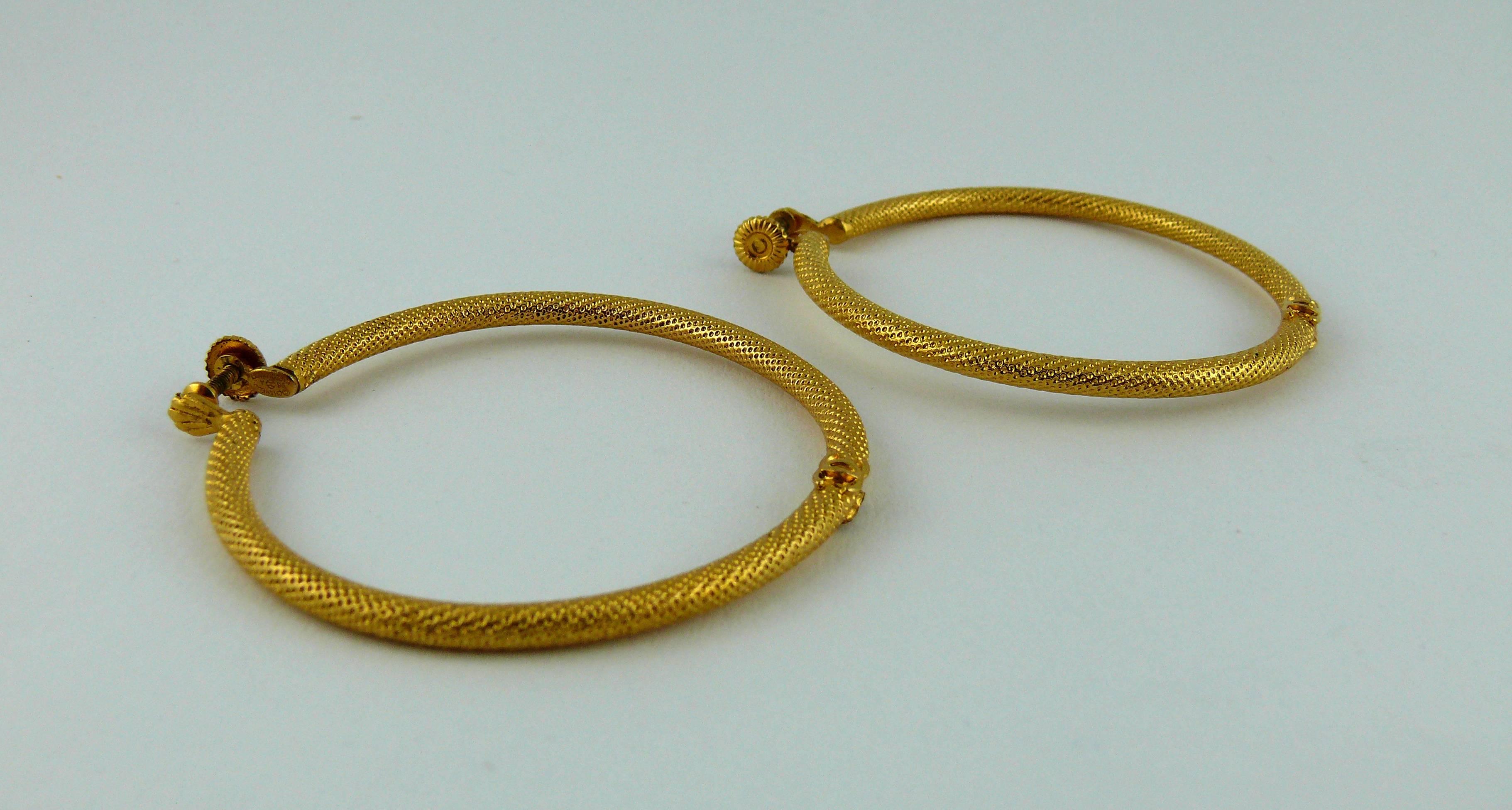 CHANEL vintage textured gold toned hoop earrings with CC monogram.

Screw fastening.

Marked CHANEL 96 A Made in France.

JEWELRY CONDITION CHART
- New or never worn : item is in pristine condition with no noticeable imperfections
- Excellent : item