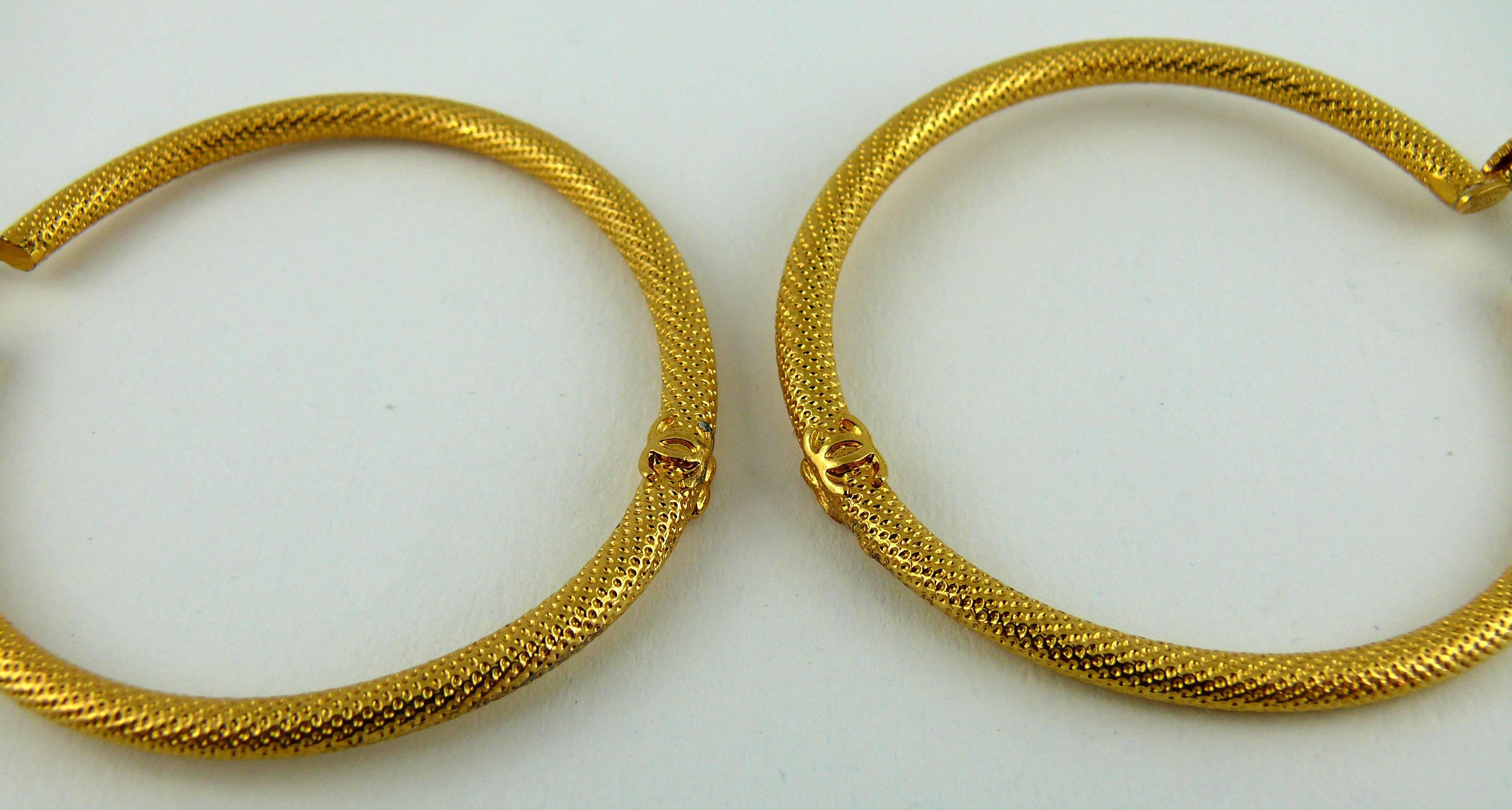 Chanel Vintage Gold Toned Hoop Earrings 1996 Fall Collection In Good Condition In Nice, FR