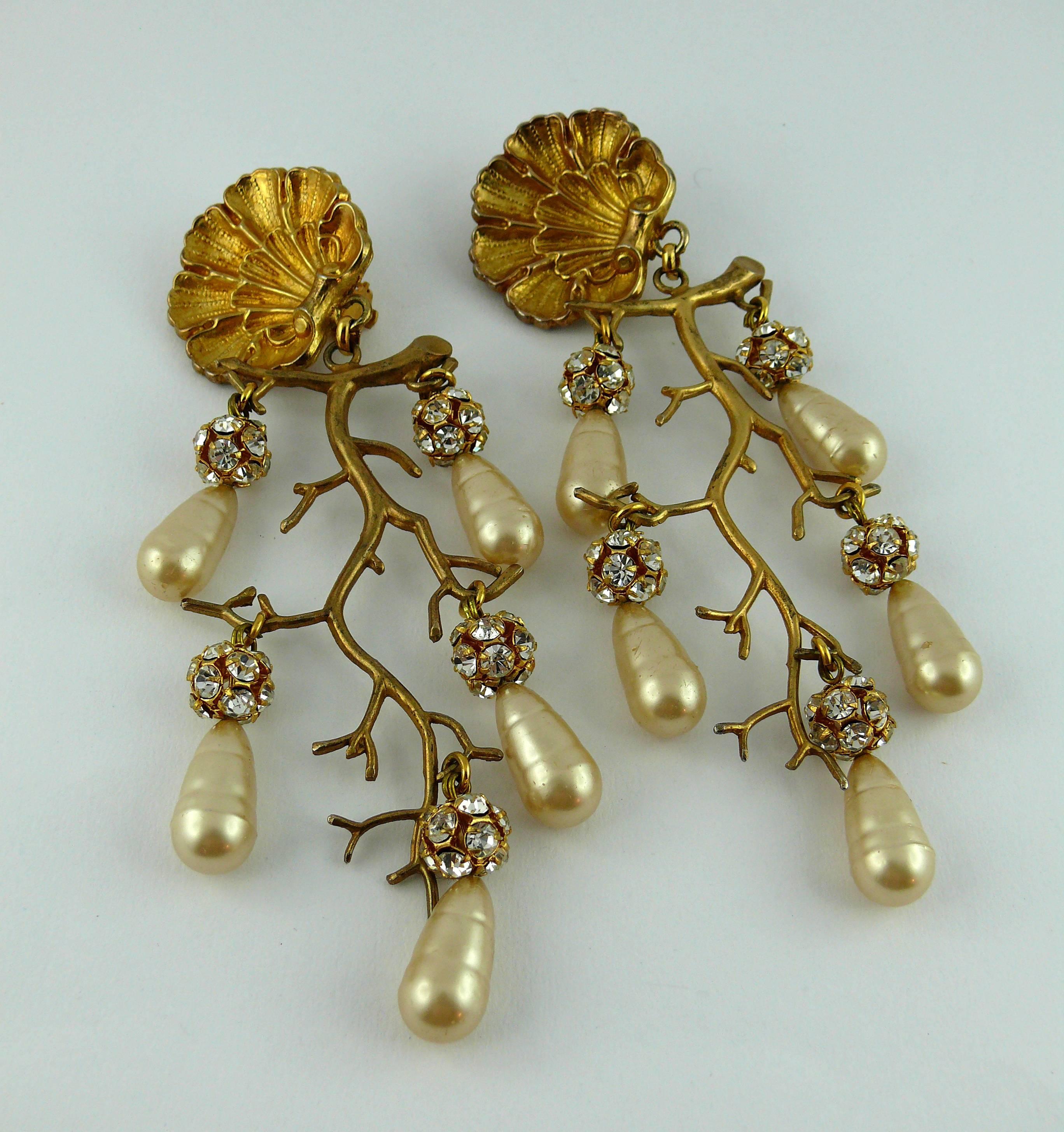PHILIPPE FERRANDIS vintage shoulder duster Baroque shell design chandelier earrings.

Gold toned metal embellished with crystal rondelles and glass faux pearl drops.

Marked PHILIPPE FERRANDIS Paris.

JEWELRY CONDITION CHART
- New or never worn :