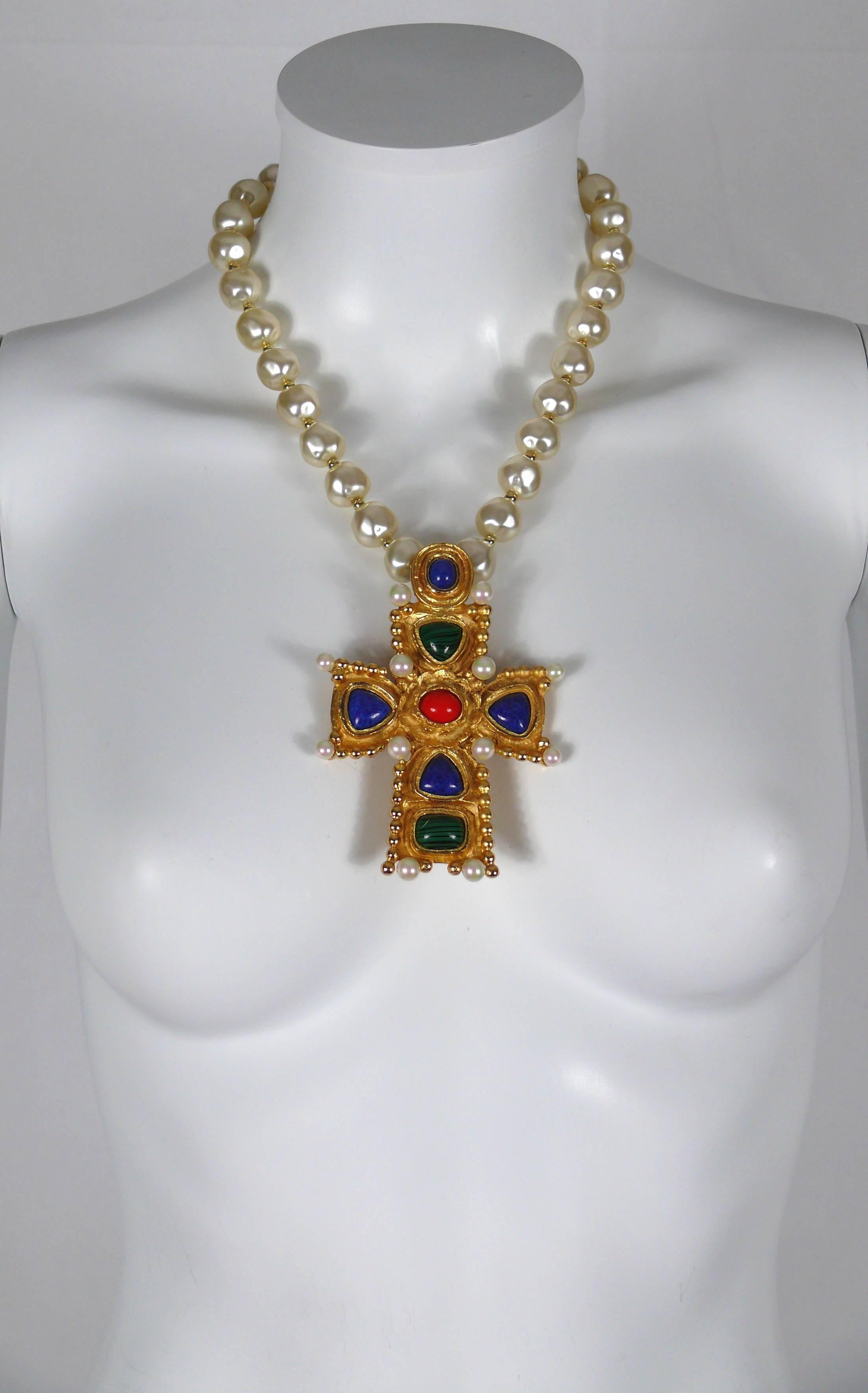 CHRISTIAN LACROIX vintage large faux pearl necklace featuring a massive gold toned textured Byzantine cross with multi colored faux stone embellishement.

Marked CHRISTIAN LACROIX CL Made in France.

Indicative measurements : total length