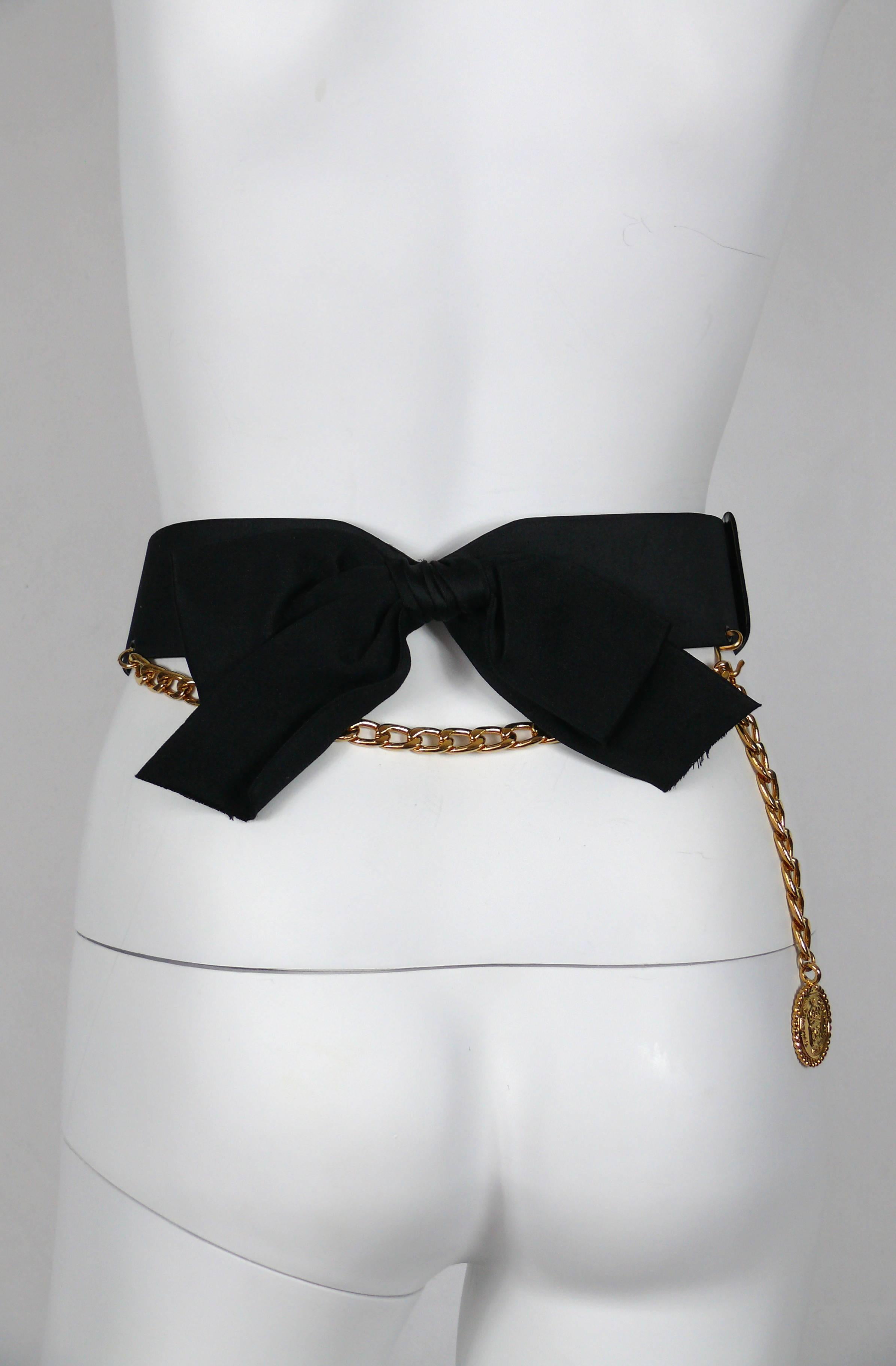 CHANEL black silk belt featuring a large bow detail, a gold tone link chain and a "Chanel Rue Cabon Paris" medallion ornament.

Rectangular rigid chain buckle.

Black leather lining.

Indicated size : 85/34.

Marked CHANEL Paris Made in
