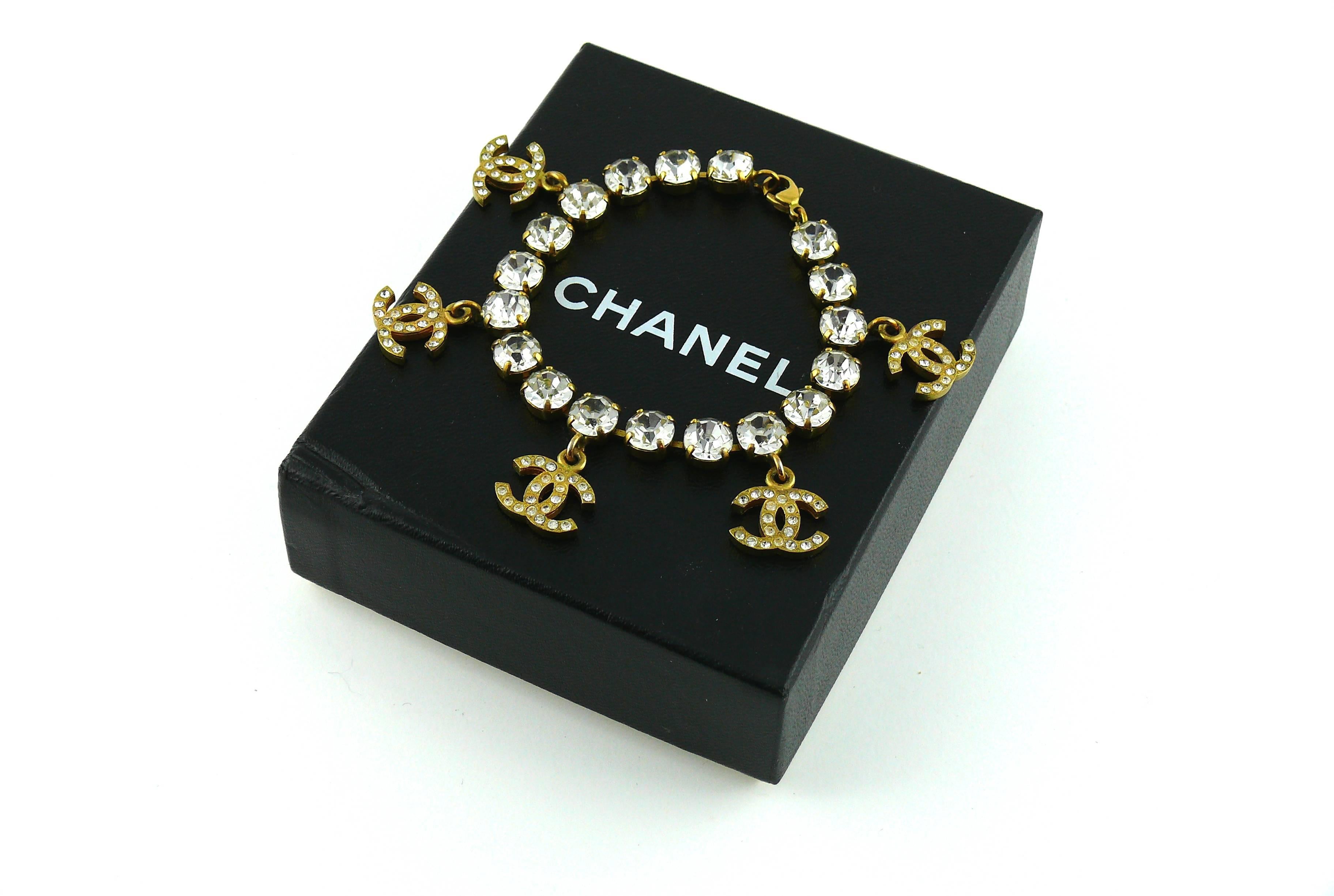 CHANEL vintage gold tone jewelled bracelet featuring five CC signature charms with rhinestone embellishement.

Lobster clasp closure.

Marked CHANEL 95 P Made in France.

Indicative measurements : length approx. 18.5 cm (7.28 inches) / diameter of