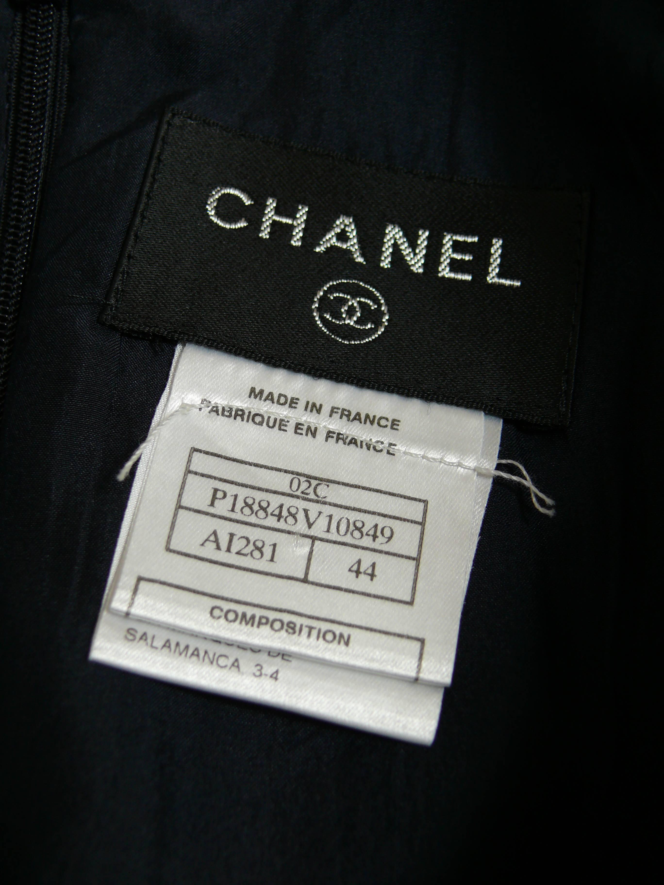 Robe asymétrique bleu marine de la collection Cruise de Chanel 2002 en vente 2