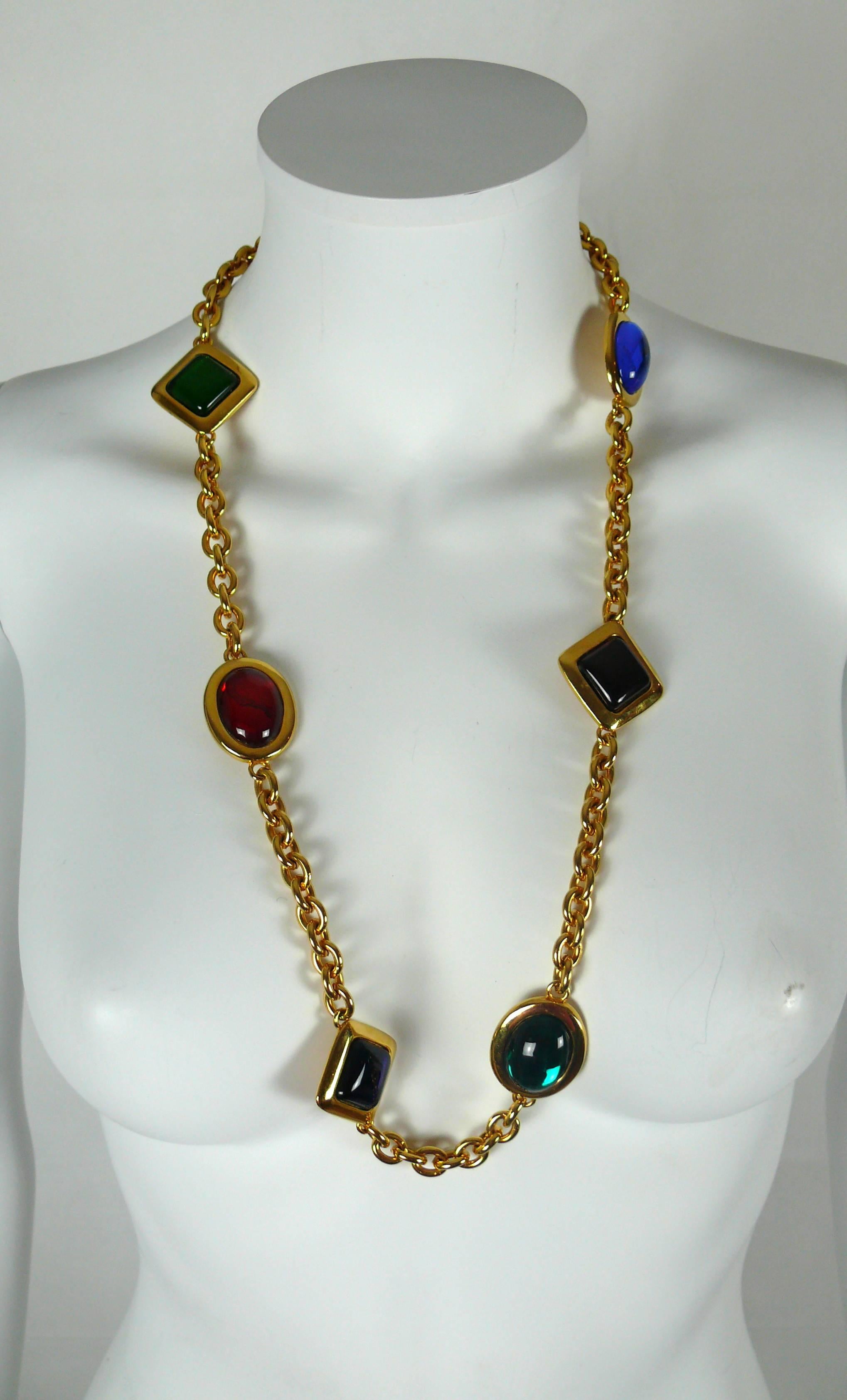 CELINE vintage gold tone chain necklace embellished with multicolored glass cabochons in blue, purple, red and green.

May be worn as a necklace or belt.

T-bar closure.

Embossed CELINE Paris Made in France.
Numbered G3.

Indicative measurements :