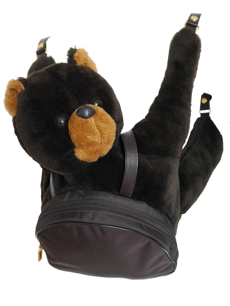 MOSCHINO by REDWALL vintage 1990s teddy bear backpack.

Uber rare and highly collectible fashion history piece !

This backpack features a brown plush teddy bear carrying himself a nylon backpack.

Adjustable leather straps.

Gold tone