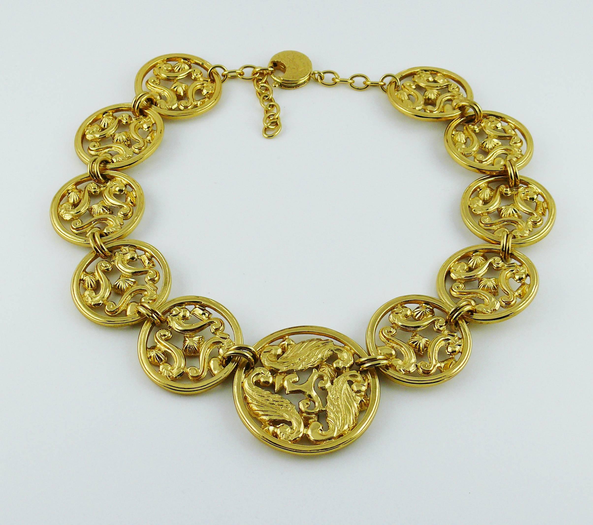 Yves Saint Laurent YSL Collana gioiello vintage con medaglione a volute traforate in vendita 1