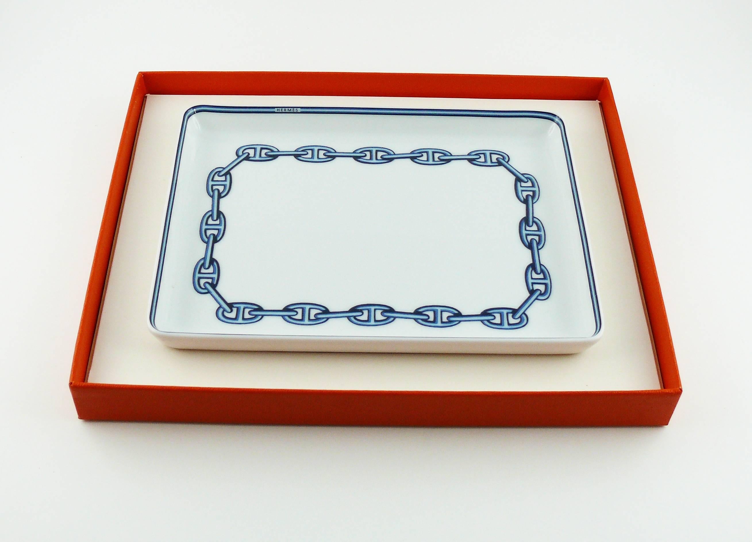 HERMES Chaine d'Ancre rectangular plate / pin tray.

White porcelaine with blue design.

Marked HERMES Porcelaine Paris.

Comes with original box.

Note
As a buyer, you are fully responsible for customs duties, other local taxes and any