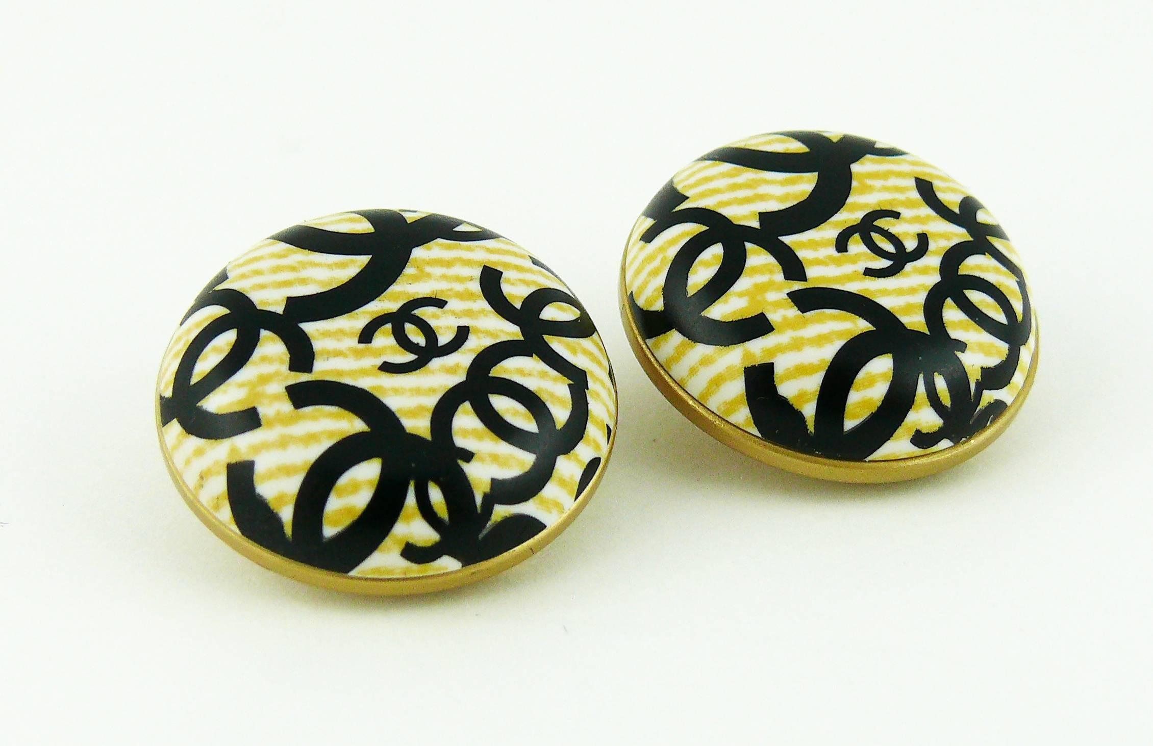 Chanel Printed Logos Clip-On Earrings Spring 2002 In Excellent Condition In Nice, FR