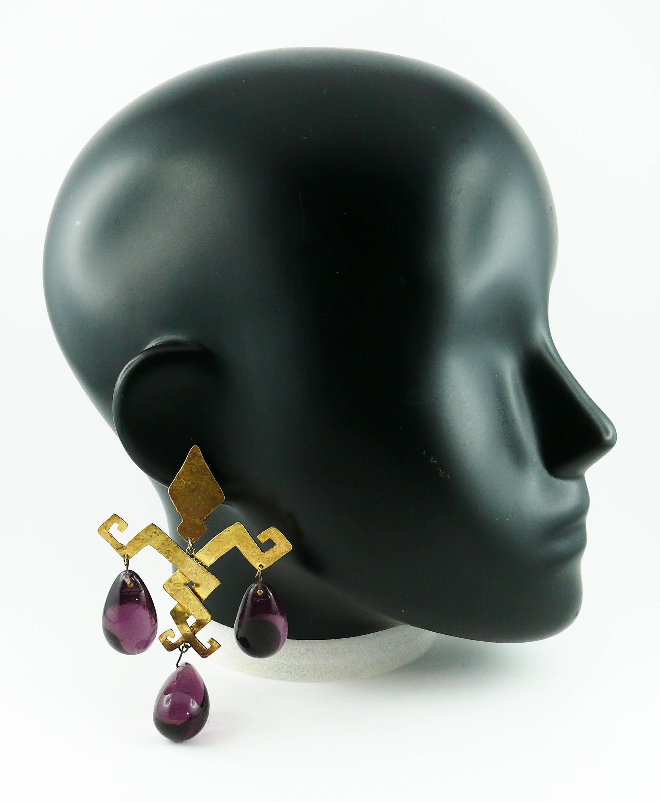HERVE VAN DER STRAETEN vintage massive chandelier earrings (clip-on) featuring a geometrical gilt brass structure with large purple glass drops.

Marked VAN DER STRAETEN.

Indicative weight per earring : 40 grams.

JEWELRY CONDITION CHART
-