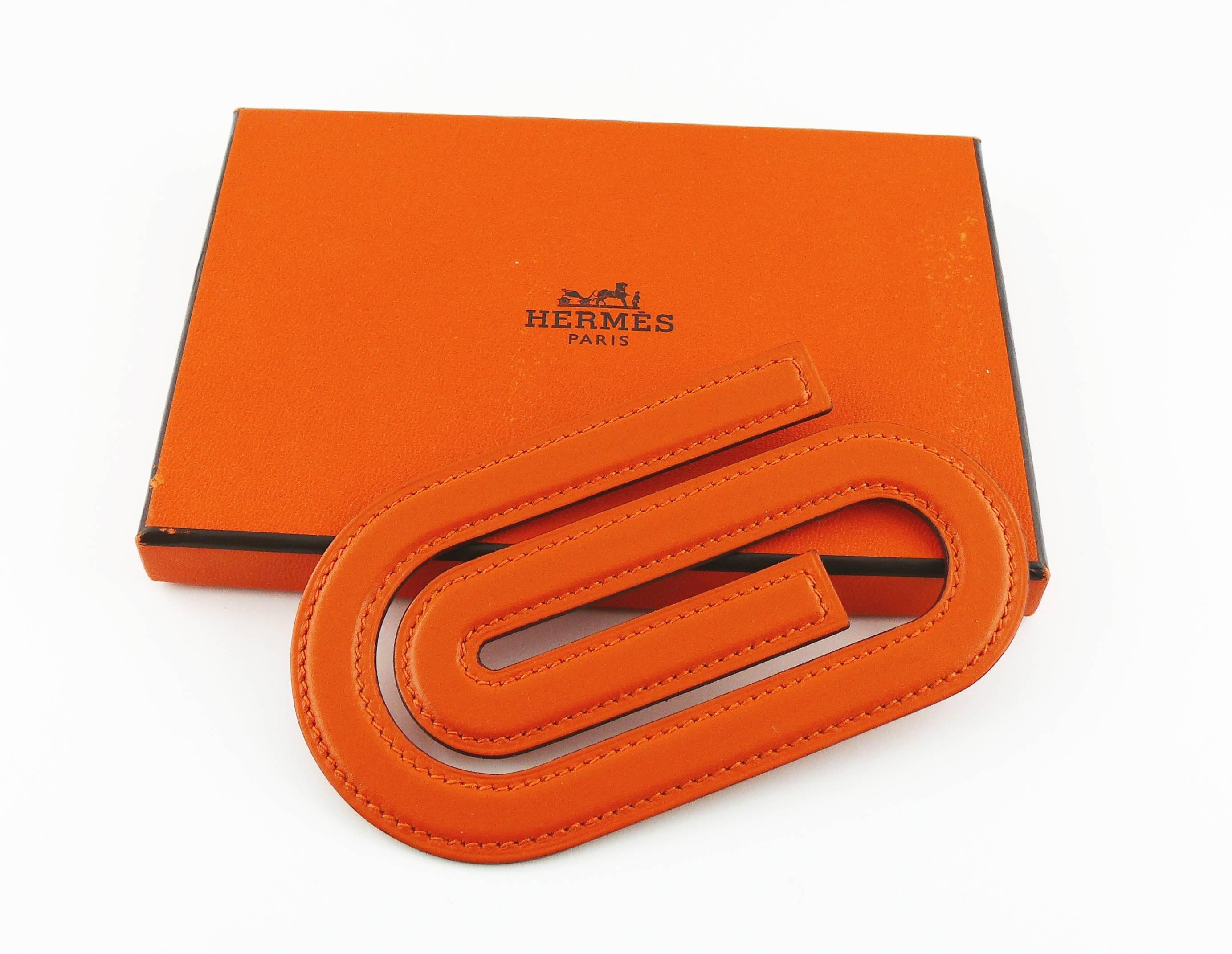 HERMES orange leather paper clip.

Embossed HERMES PARIS Made in France.
2004 letter date (H in a square).

Comes with original box.

NOTES
This is a preloved item, therefore it might have imperfections.
As a buyer, you are fully
