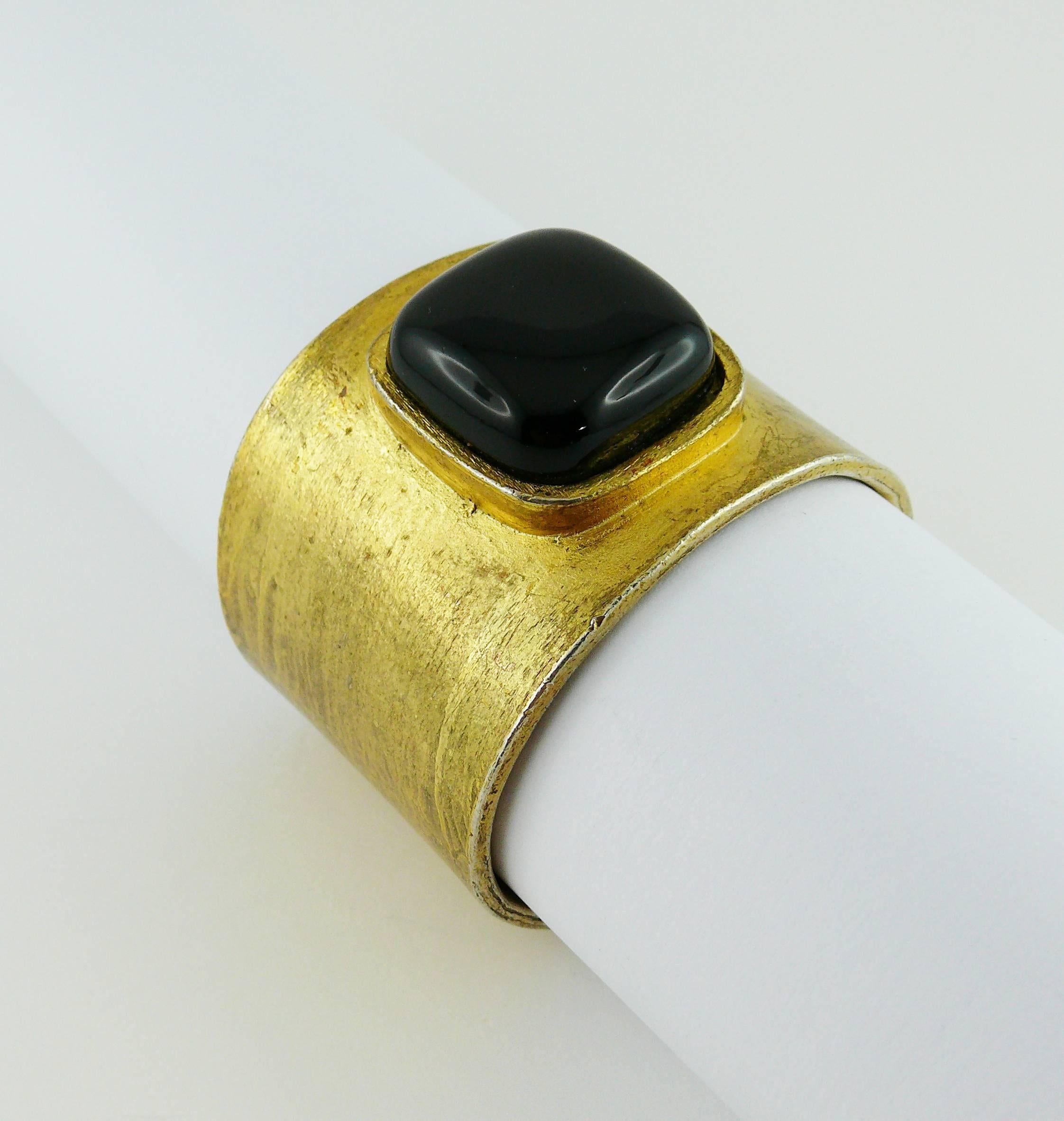 CLAUDE MONTANA vintage 1980s asymetrical Space Age gold toned bracelet featuring a large black glass cabochon.

Marked CLAUDE MONTANA pour CLAIRE DEVE.

Indicative measurements : width approx. 4.20 cm (1.65 inches) / wrist opening approx. 2.80