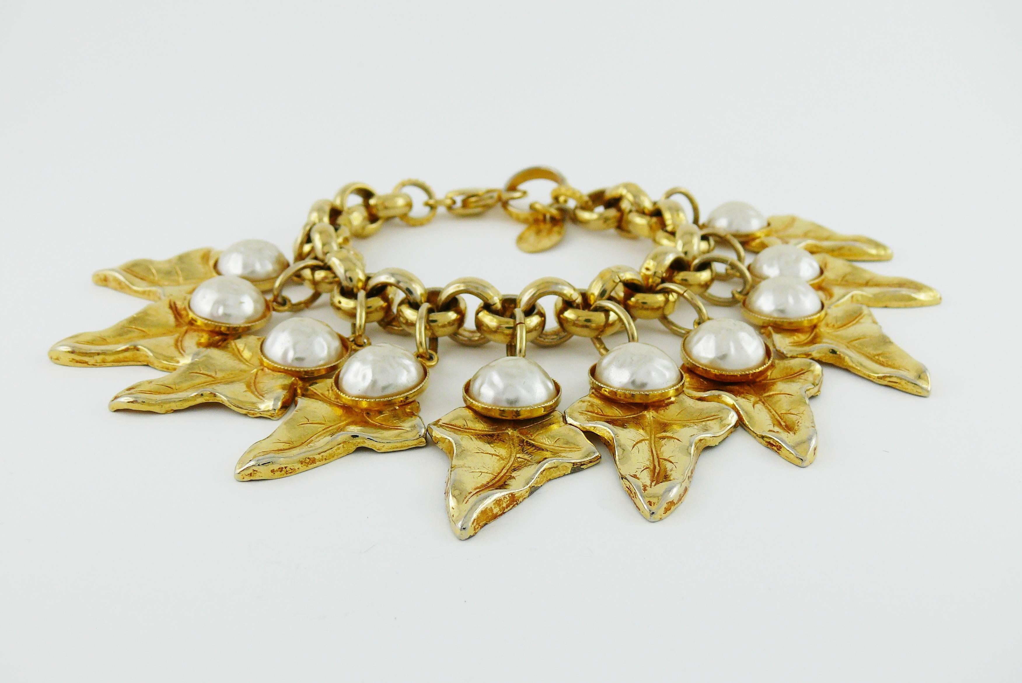 PHILLIPE FERRANDIS Paris vintage gold toned link bracelet featuring foliage charms embellished with faux pearls.

Signed PHILIPPE FERRANDIS Paris.

Lobster clasp closure.

Indicative measurements : length approx. 18.5 cm (7.28 inches) / width approx