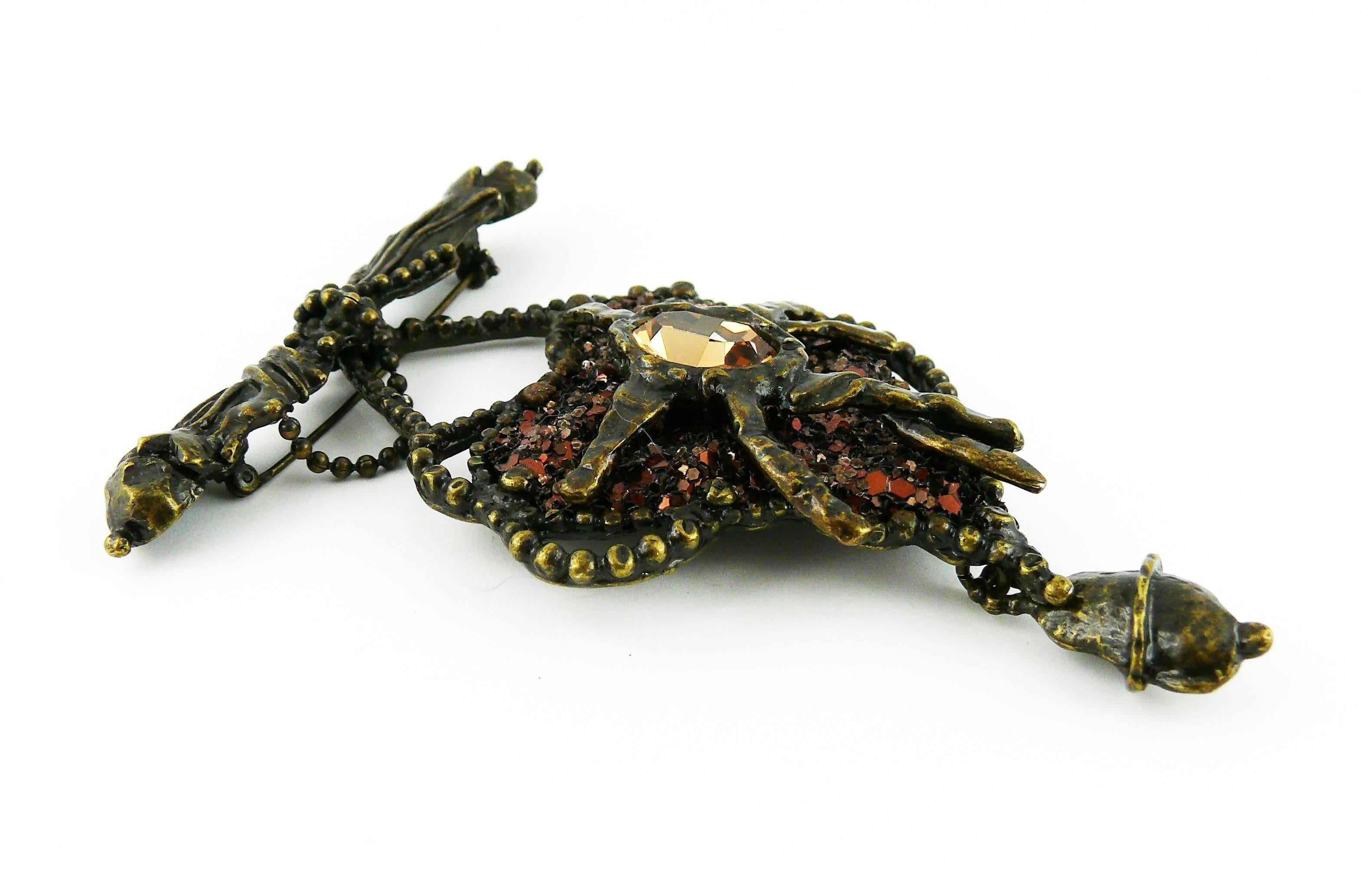 CHRISTIAN LACROIX vintage massive brutalist jewelled heart brooch.

This gun patina brooch consists of three parts : a stylized ribbon bar pin, a dangle abstract heart and a charm.

Marked CHRSITIAN LACROIX CL Made in France.

JEWELRY