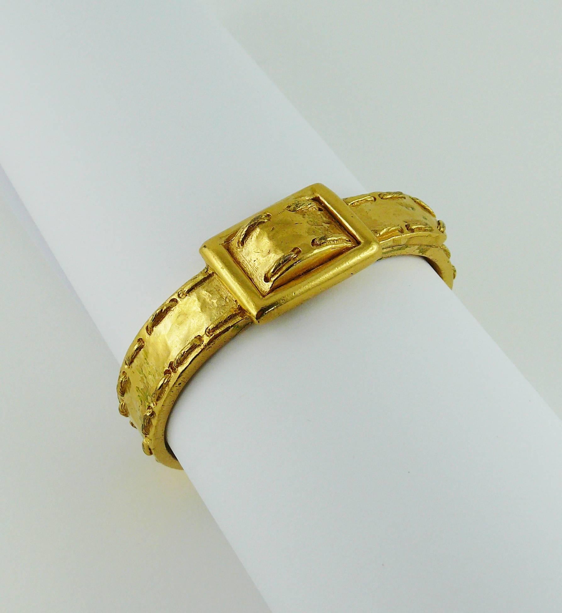 BALENCIAGA vintage gold toned bangle bracelet simulating belt buckle with a gorgeous saddle stitch detail.

Embossed BALENCIAGA Paris Made in France.

Indicative measurements : inside circumference approx. 18.22 cm (7.17 inches)  / width approx. 1.1
