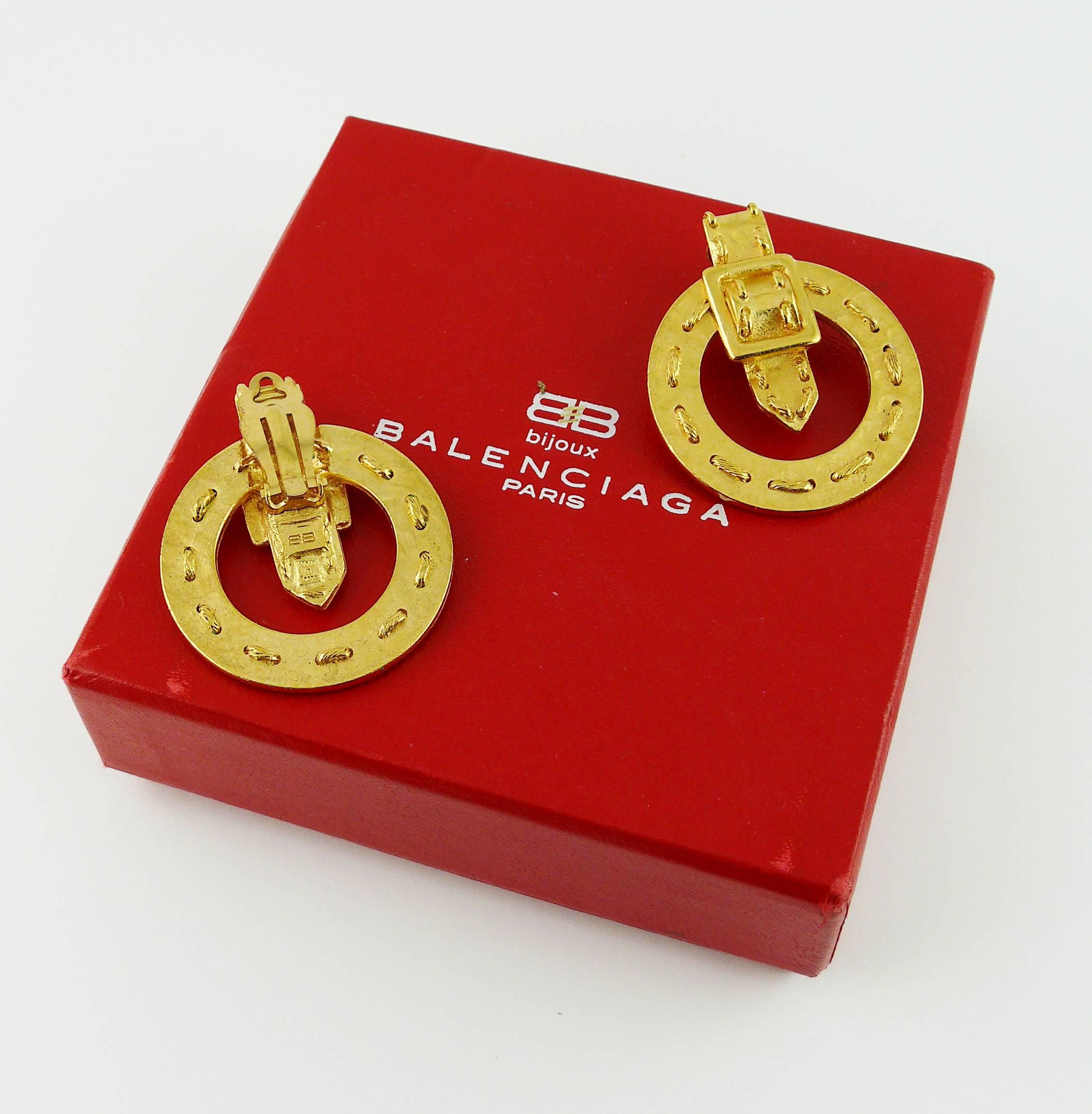 Balenciaga Clips d'oreilles vintage en forme de boucle de ceinture en or Pour femmes en vente