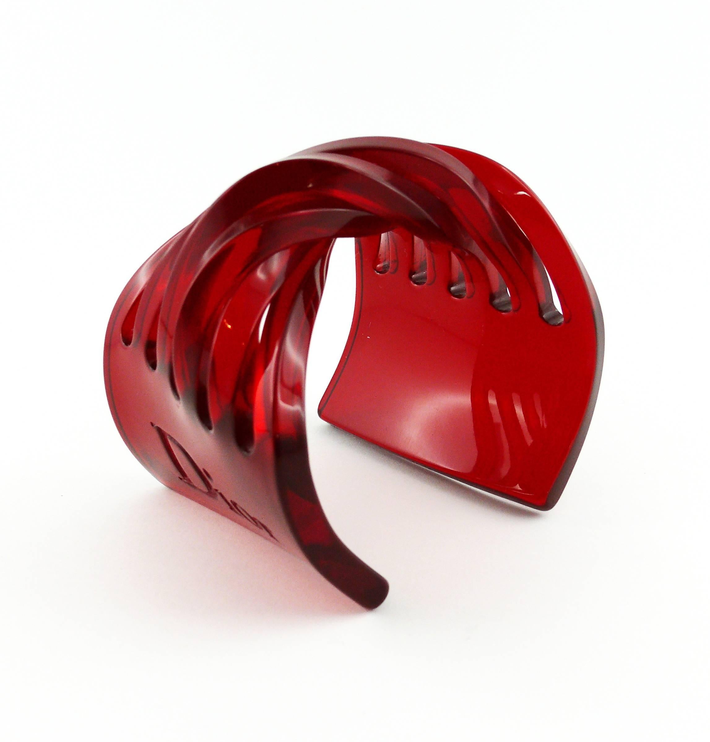 CHRISTIAN DIOR sculptural 3-D intertwined red lucite cuff bracelet.

Embossed DIOR on one side.

Indicative measurements : inside circumference approx. 20.11 cm (7.92 inches) / width approx 8 cm / length approx. 6.7 cm (2.64 inches) / wrist