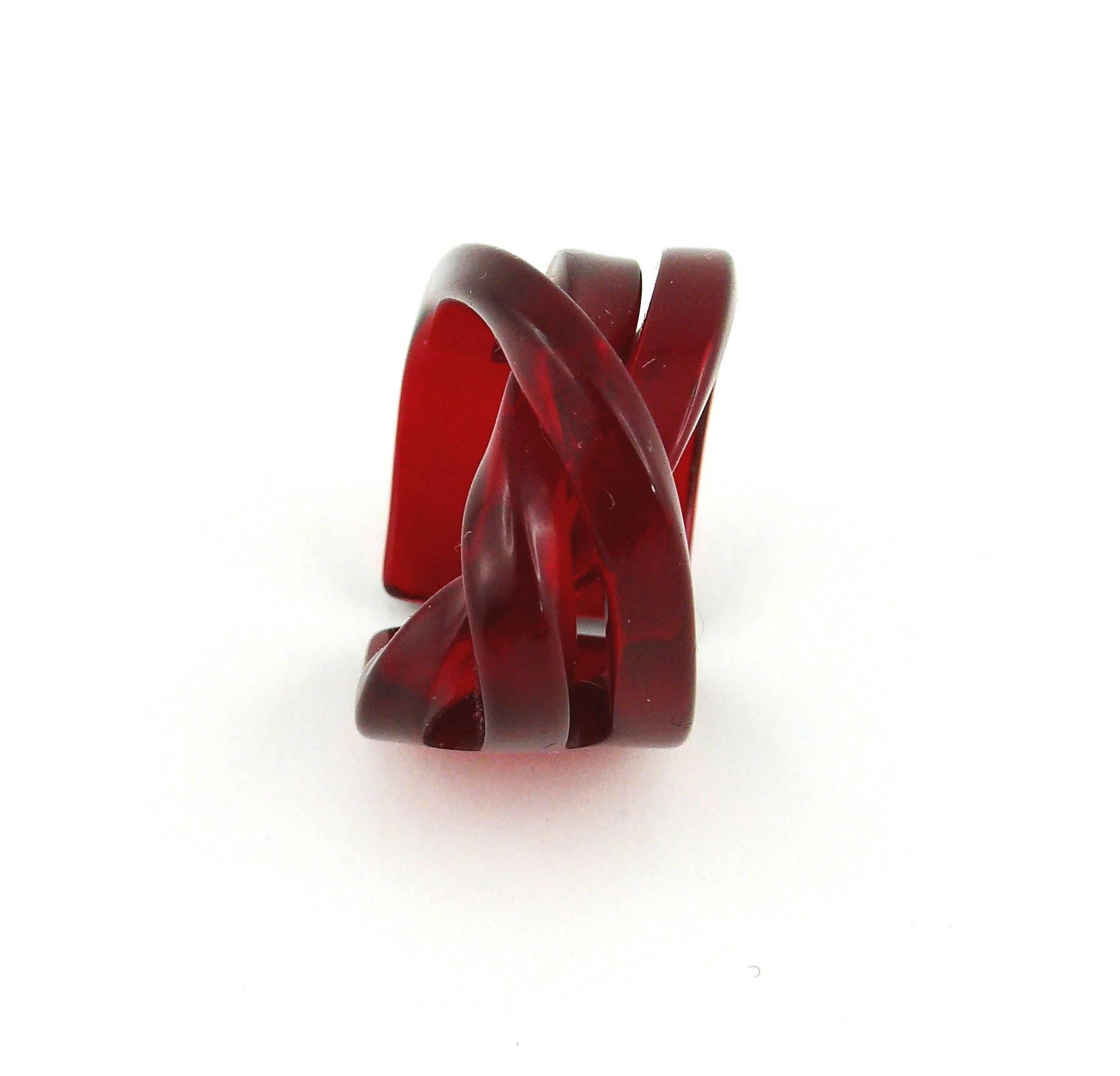 CHRISTIAN DIOR sculptural 3-D intertwined red lucite ring.

Embossed DIOR on one side.

Indicative measurements : inside circumference approx. 5.03 cm (1.98 inches) / width approx 1.4 cm (0.55 inch).

Comes with its original dust
