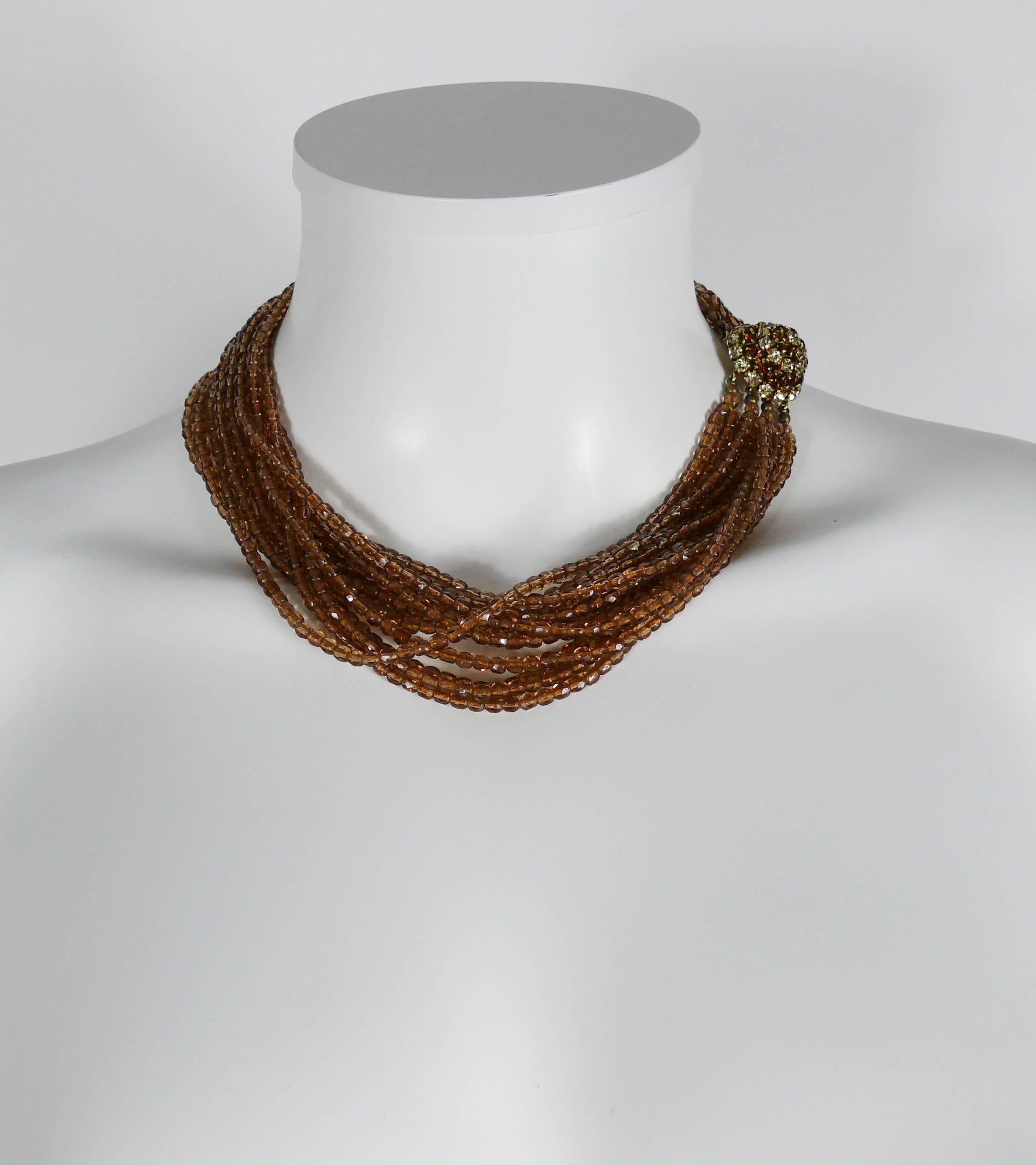 CHRISTIAN DIOR vintage 1964 collier de perles multibrins.

Ce collier comporte douze brins de perles de verre à facettes et un magnifique fermoir en strass pavé.

Marqué CHRISTIAN DIOR 1964 Made in Germany.

Mesures indicatives : longueur environ 43
