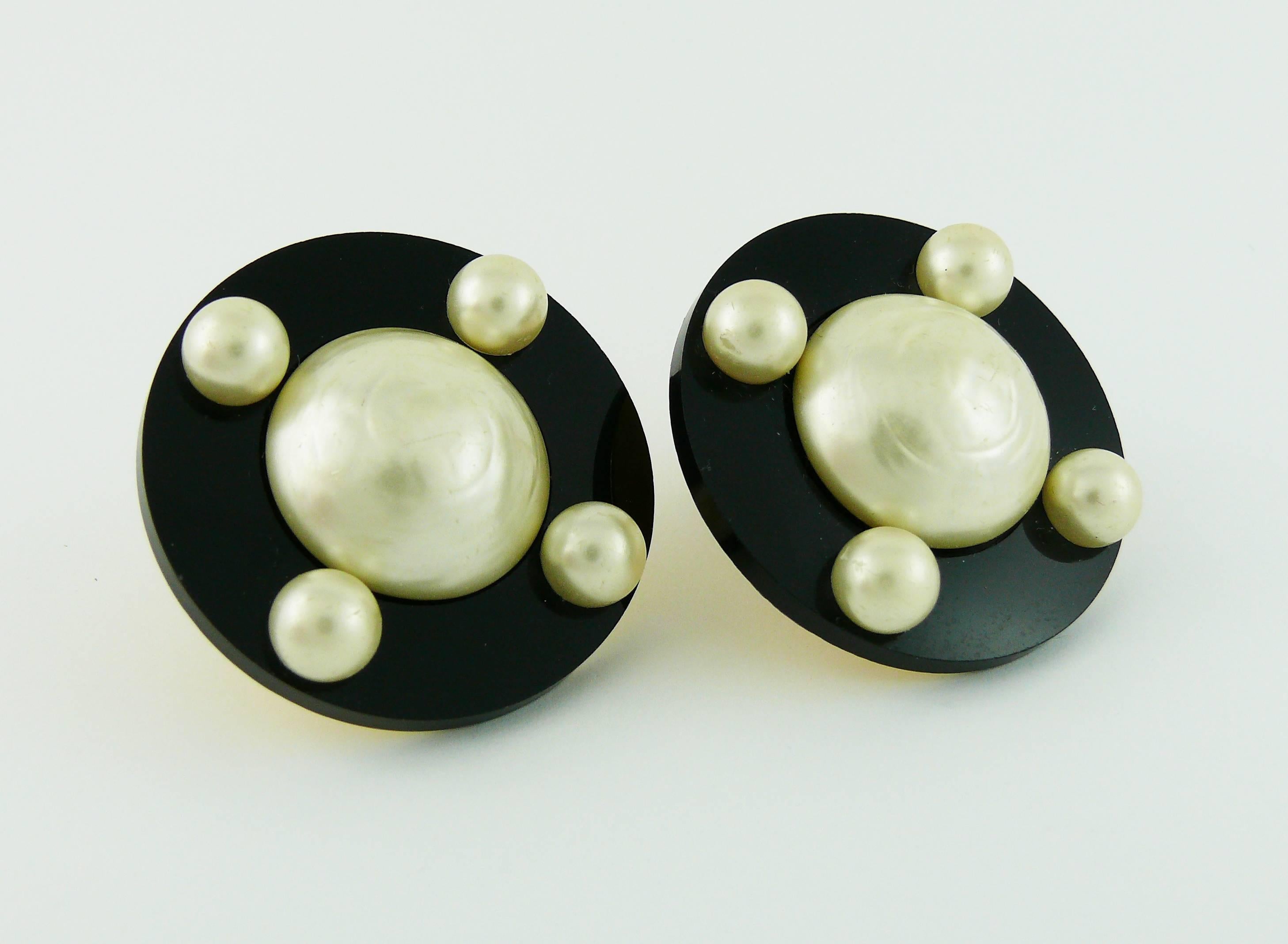 Chanel Vintage Massive Classic Black White Clip-On Earrings In Good Condition In Nice, FR
