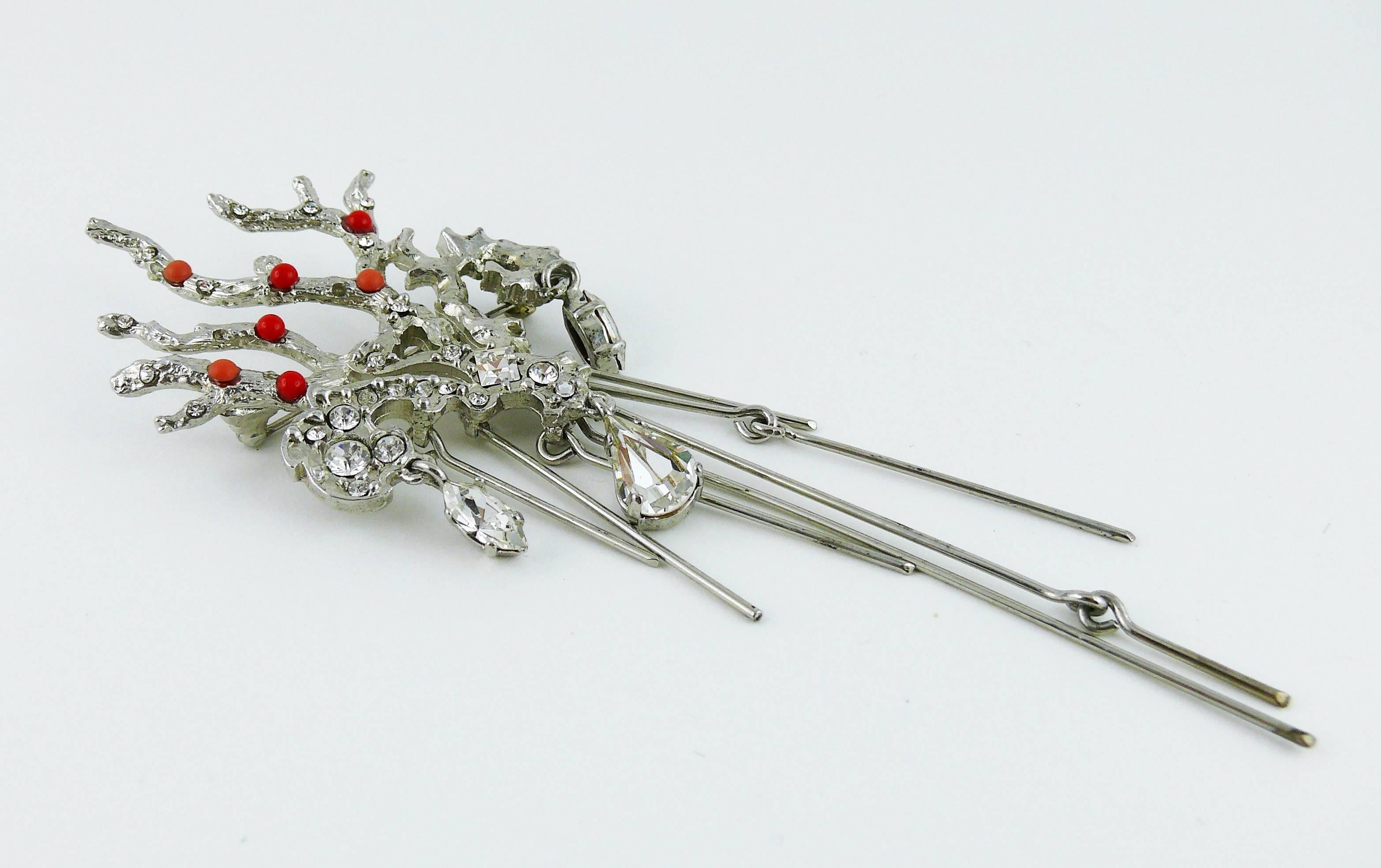 CHRISTIAN LACROIX vintage silver toned coral branch design brooch embellished with red and peach color resin cabochons and clear crystals.

Marked CHRISTIAN LACROIX CL Made in France.

Indicative measurements : total length approx. 13.5 cm (5.31