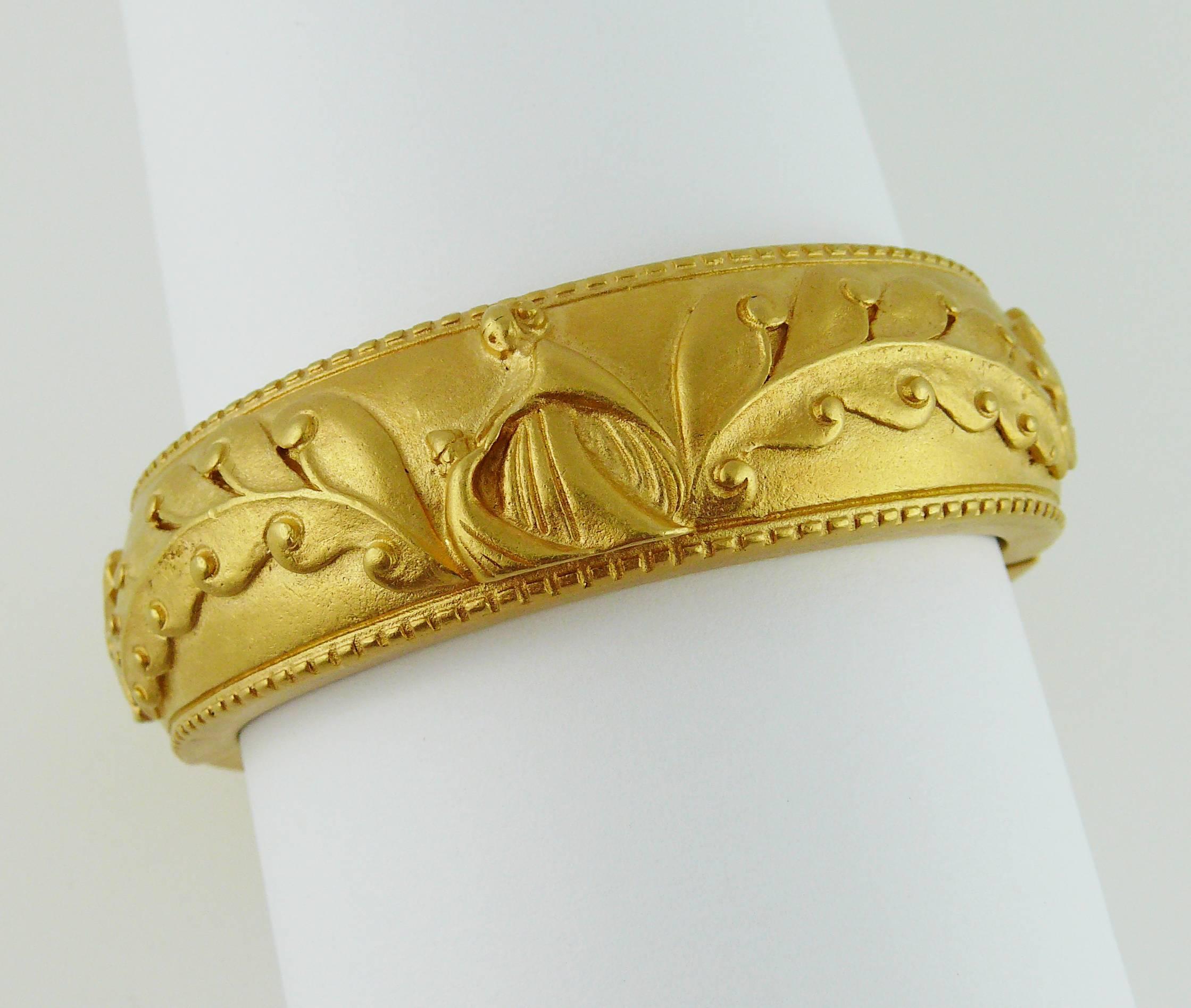 LANVIN vintage matte gold toned bracelet created for the promotion of ARPEGE perfume.

This bracelet features a gorgeous Art Deco stylized floral design with PAUL IRIBE's JEANNE LANVIN and daughter logo.

Marked LANVIN Parfums.

Indicative