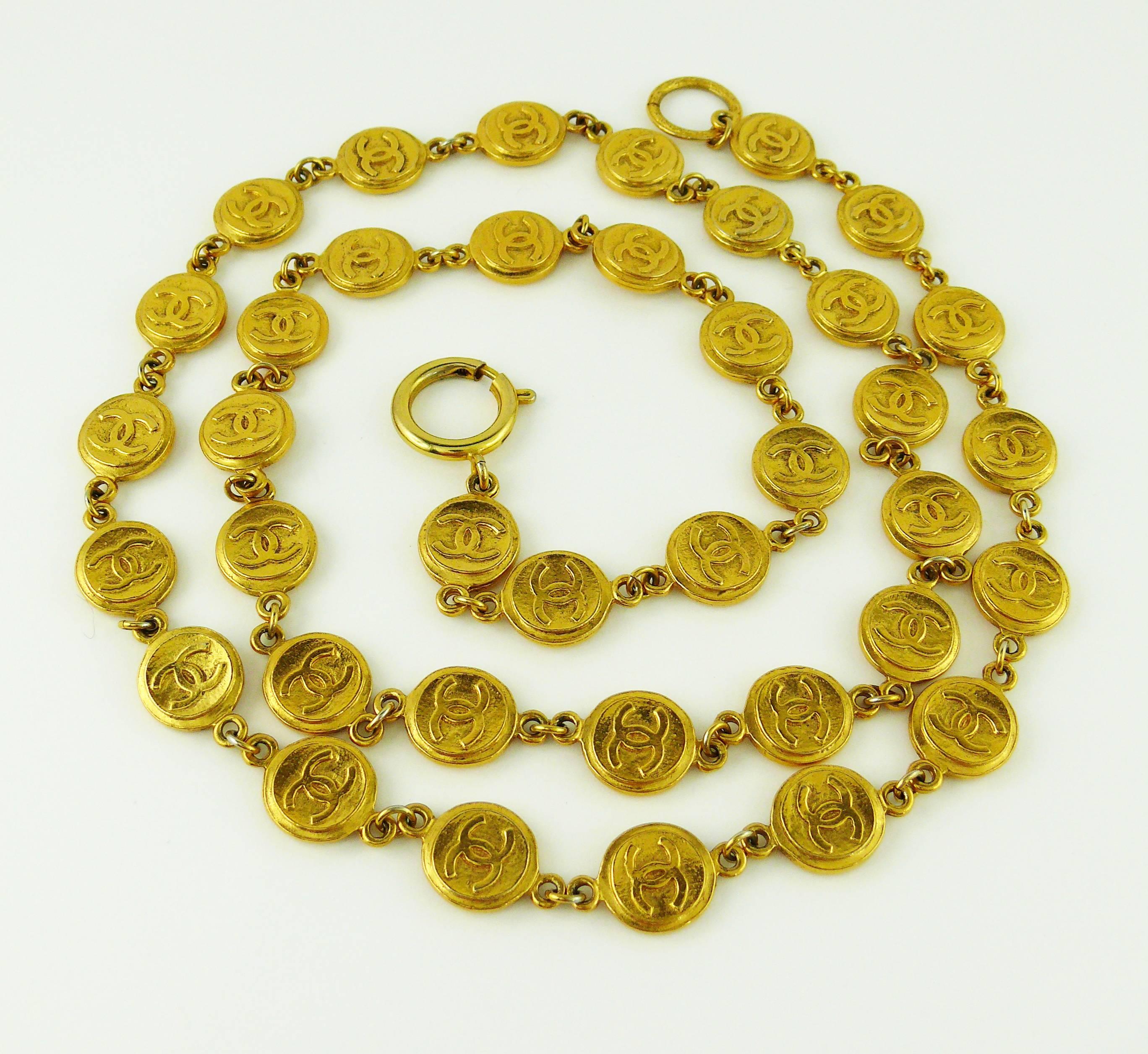 CHANEL vintage gold tone necklace stranded with small CC coins.

Marked CHANEL Made in France.

Indicative measurements : total length approx. 88 cm (34.65 inches) / coin diameter 1.3 cm (0.51 inch).

JEWELRY CONDITION CHART
- New or never worn :