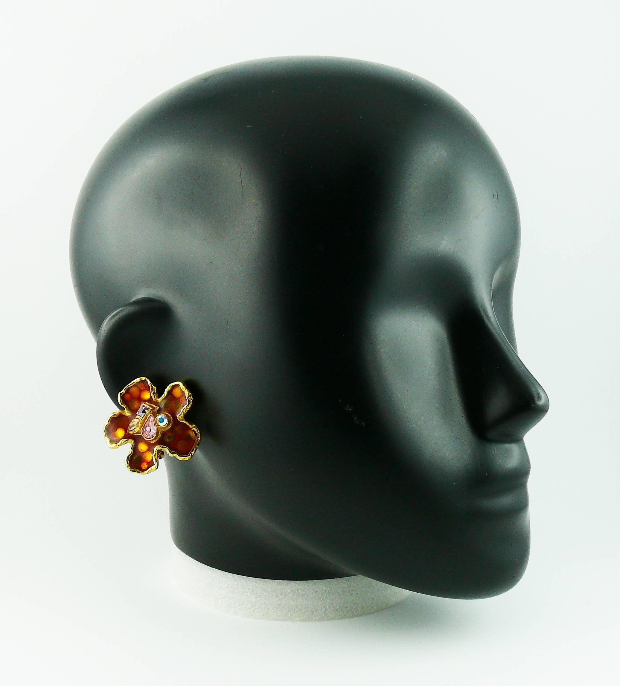 CHRISTIAN LACROIX vintage gold tone enameled flower clip-on earrings with multicolored crystal embellishement.

Marked CHRISTIAN LACROIX CL Made in France.

JEWELRY CONDITION CHART
- New or never worn : item is in pristine condition with no