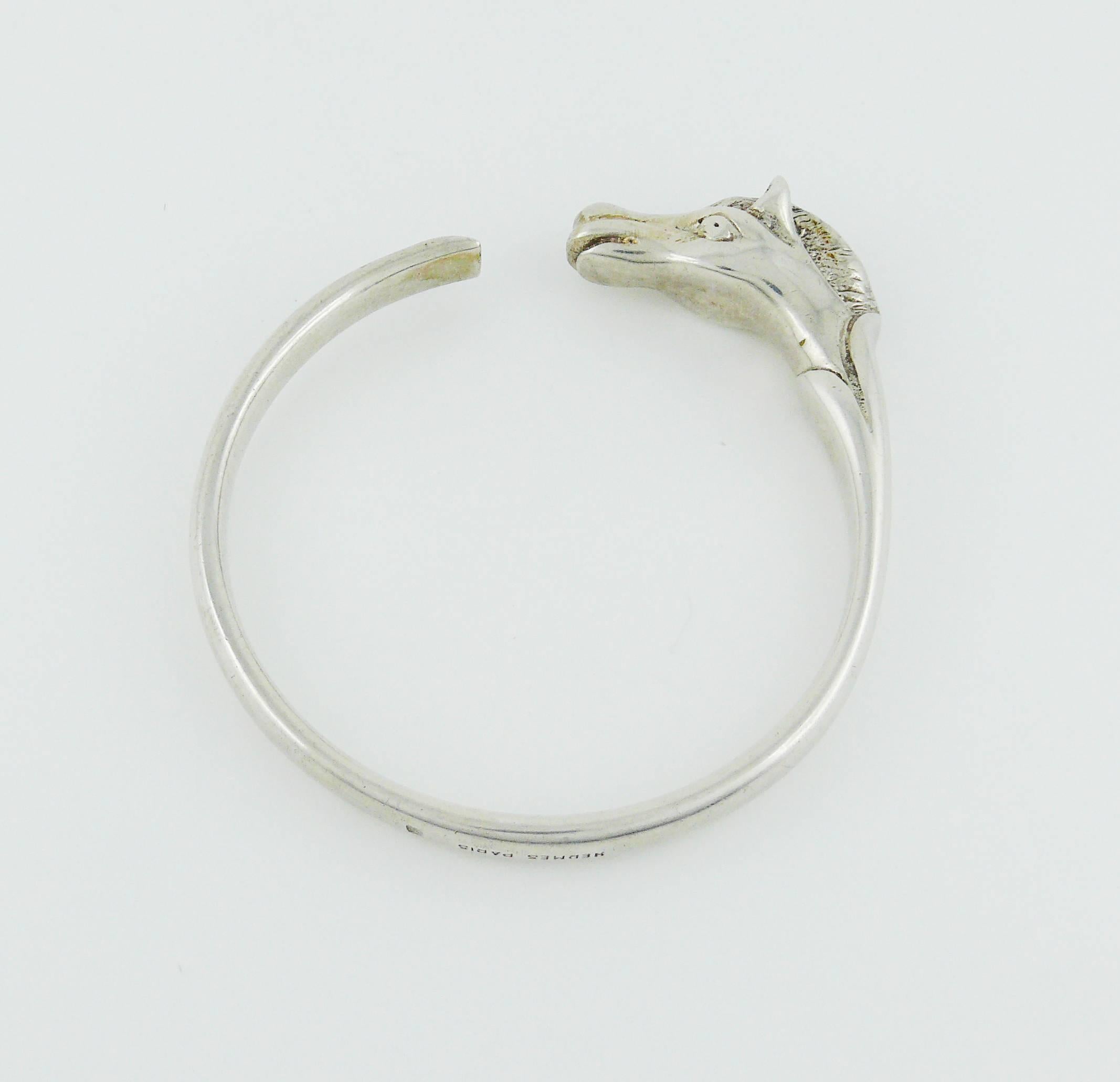 HERMES Paris vintage silver plated horse head bracelet bangle.

Marked HERMES Paris.
Hallmark RAVINET D'ENFERT.

Indicative measurements : inner circumference 20.42 cm (8.04 inches).

JEWELRY CONDITION CHART
- New or never worn : item is in pristine