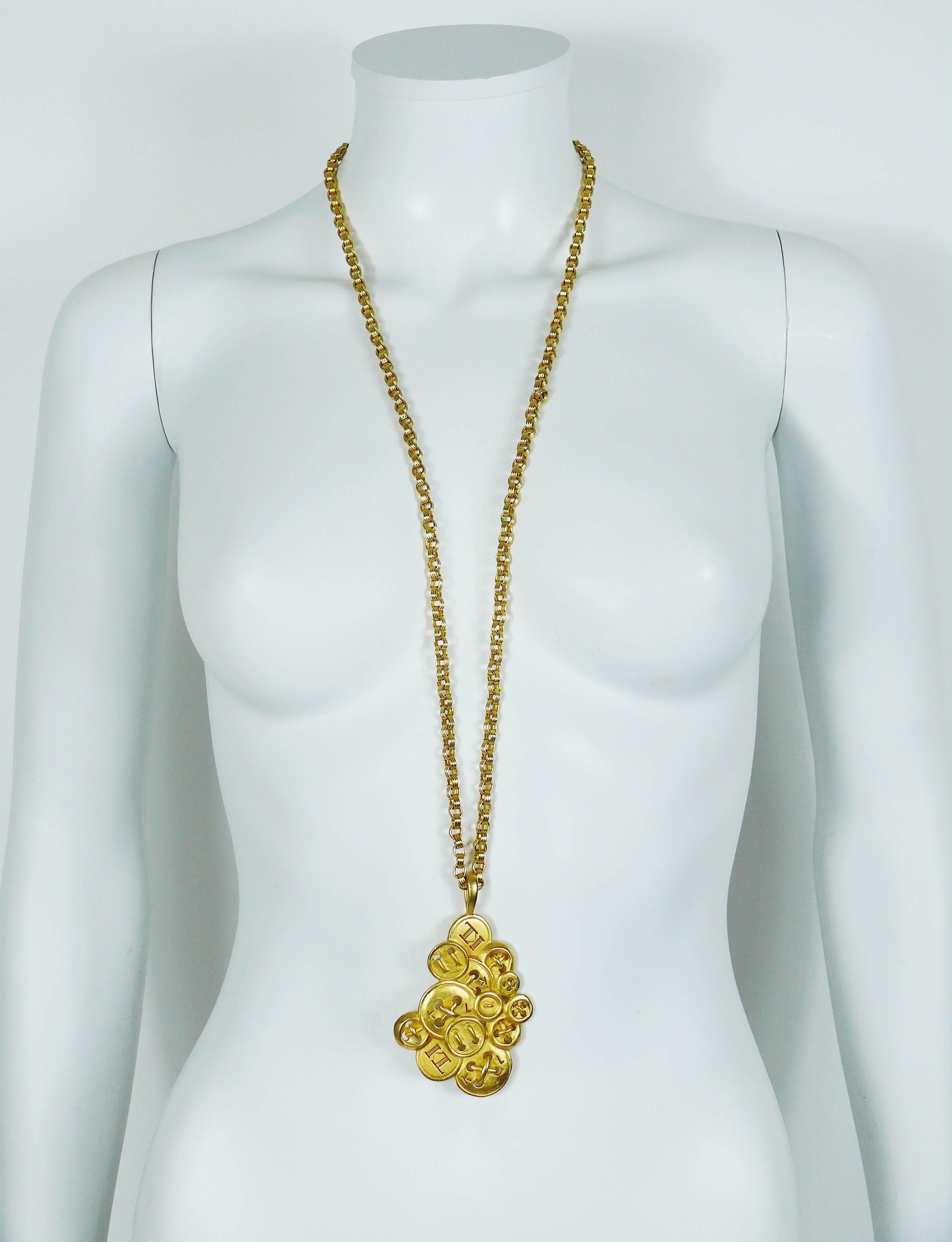 KARL LAGERFELD vintage iconic chunky gold tone chain sautoir necklace featuring a massive pendant made of numerous buttons, some embossed with designer's monogram.

Marked KL.

Indicative measurements : total length approx. 95 cm (37.40 inches) /