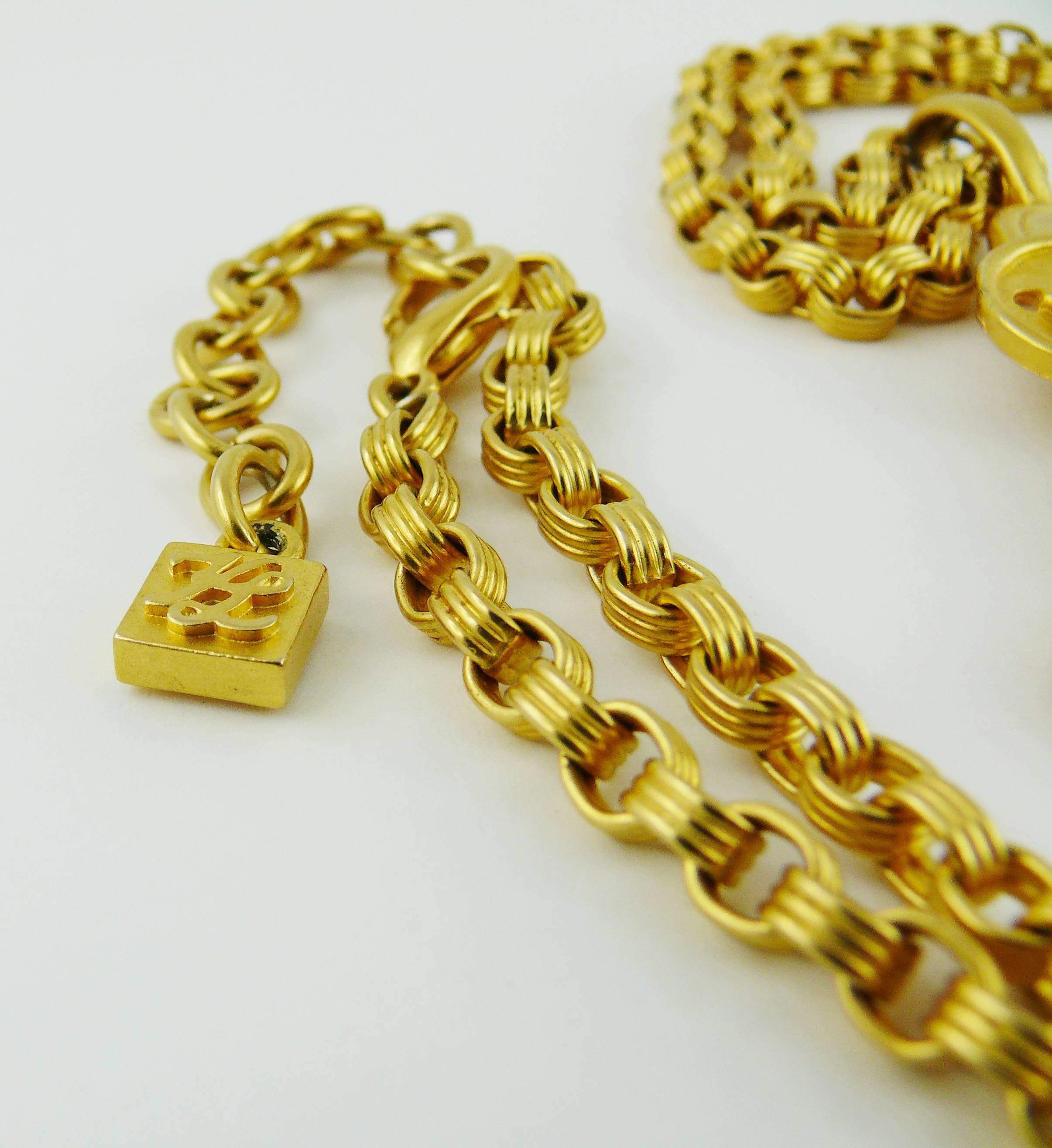 Collana Sautoir vintage di Karl Lagerfeld con ciondolo a forma di bottone iconico in vendita 1