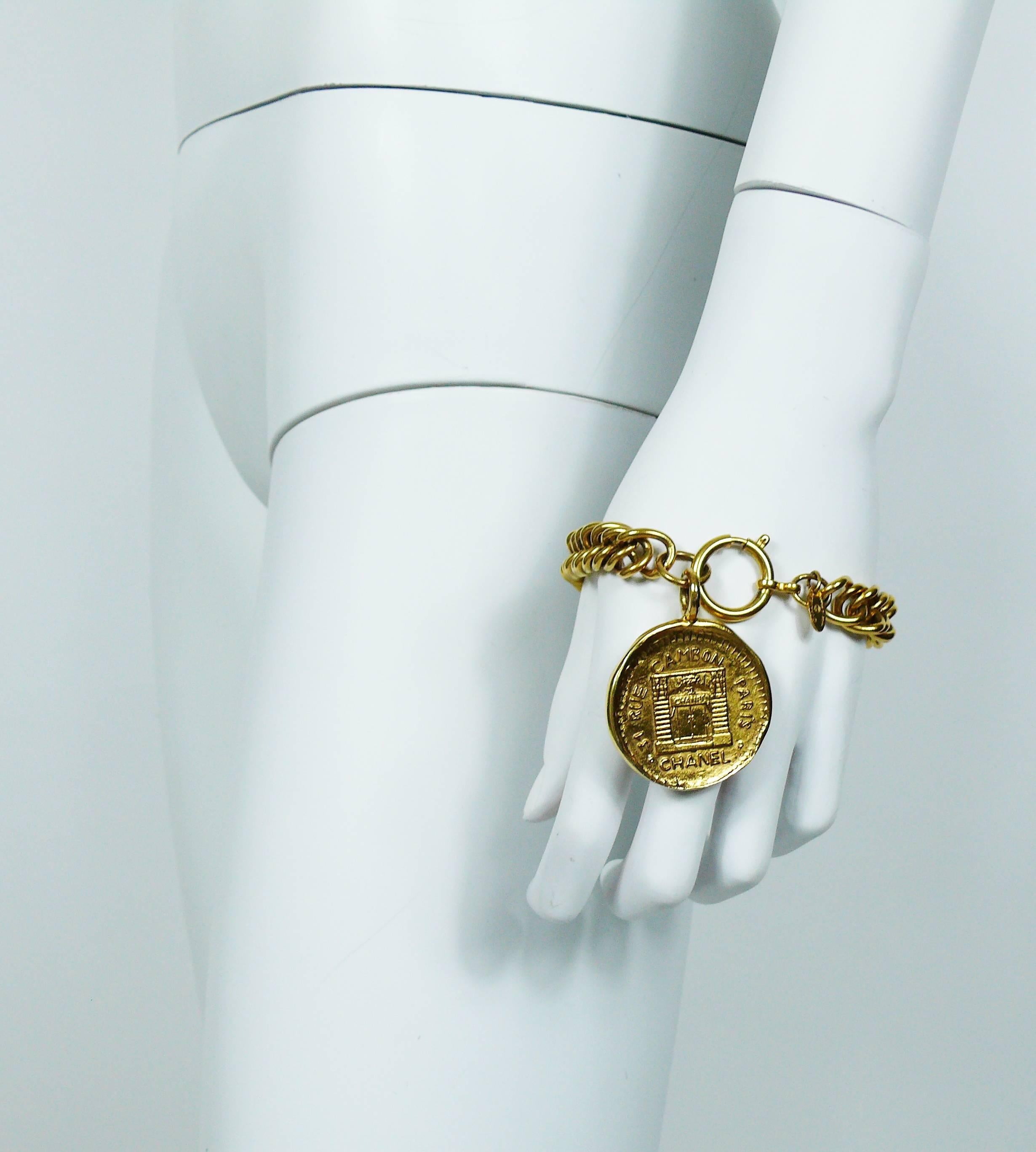 CHANEL vintage curb bracelet featuring a massive "31 Rue Cambon" coin charm.

Spring clasp.

Tag CHANEL Made in France.

Indicative measurements : total length approx. 22 cm (8.66 inches) / chain with approx. 1.1 cm (0.43 inch) / coin