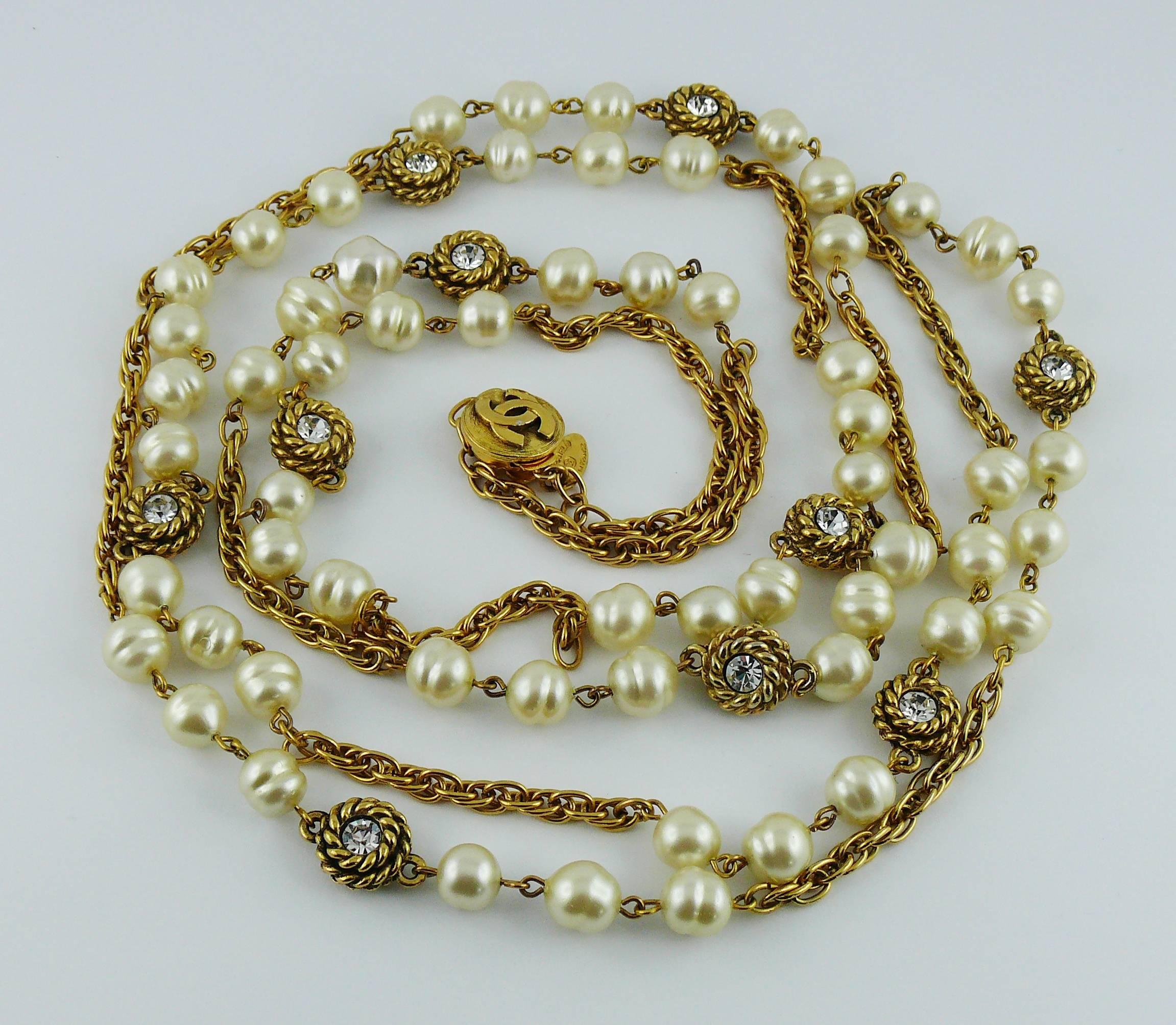 CHANEL vintage 1980s classic sautoir necklace featuring glass faux pearls, rope like links with crystal embellishement, gold tone chain.

Secure clasp with CC monogram.

Embossed CHANEL Made in France on oval tag.

Indicative measurements : total