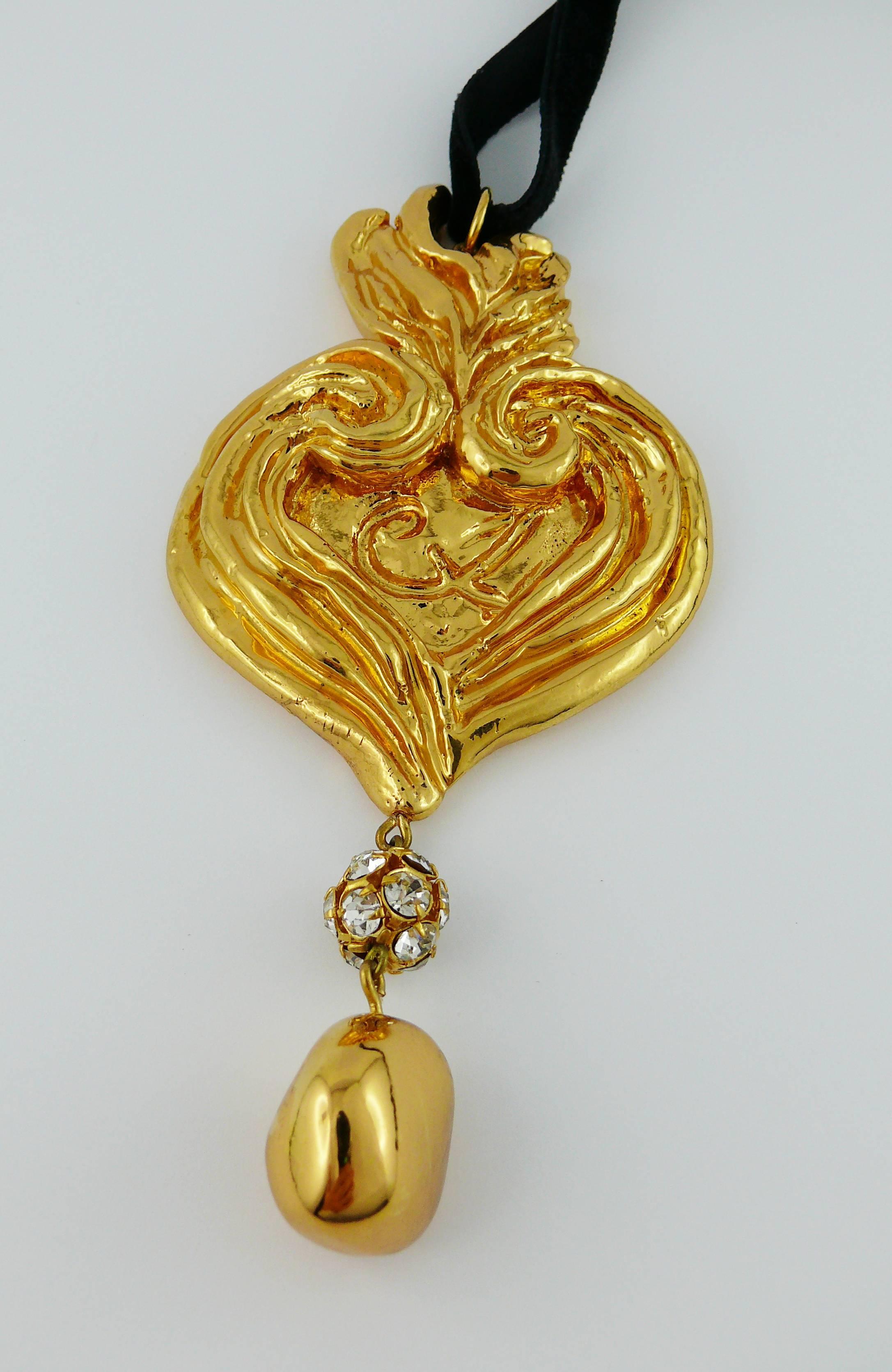 CHRISTIAN LACROIX vintage massive gold tone Baroque heart pendant necklace with clear crystal embellishement.

Black velvet rope.

Marked CHRISTIAN LACROIX CL Made in France.

Indicative mesaurements : length worn approx. 40 cm (15.75 inches) /