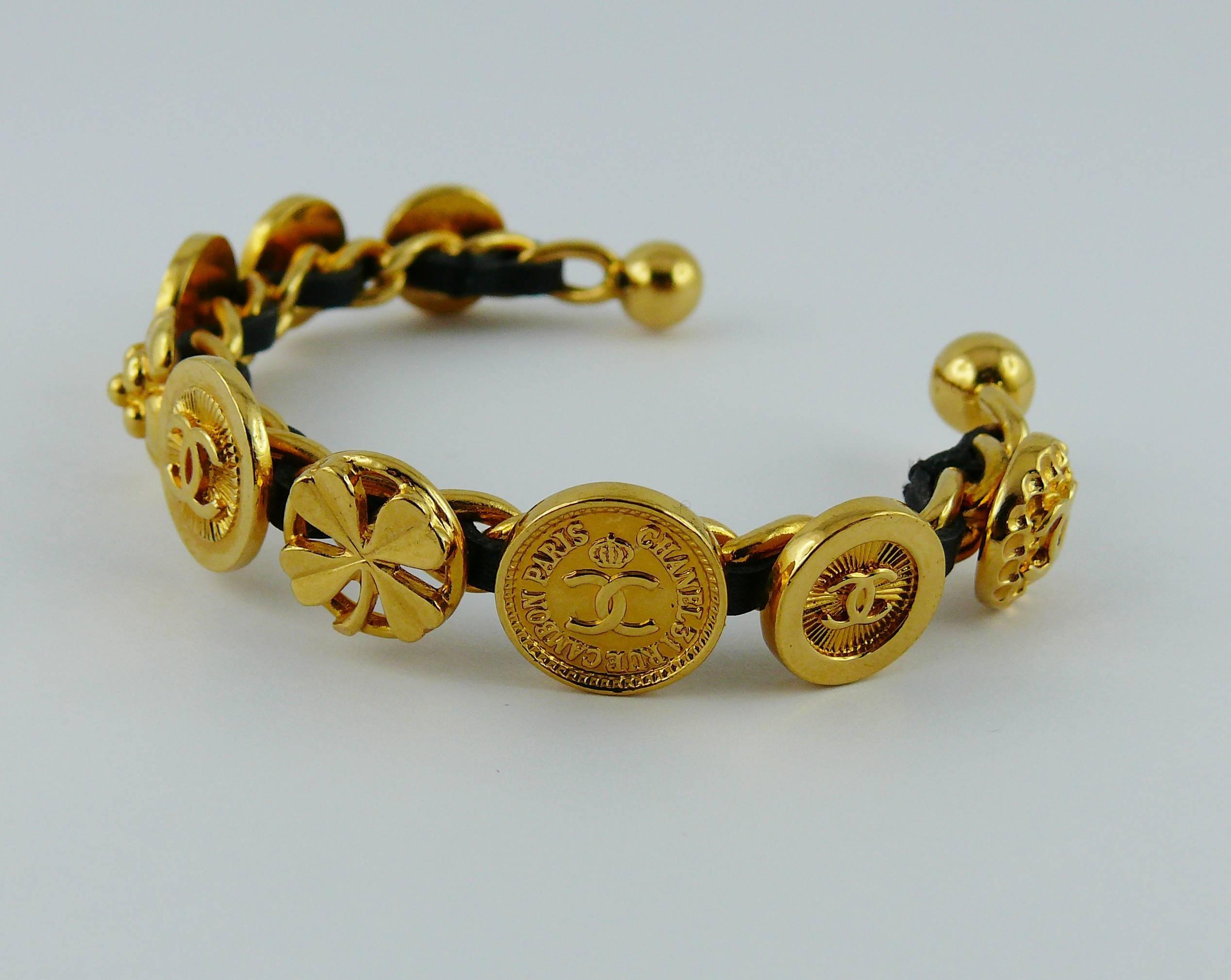 Chanel Vintage - Bracelet rigide avec pièces de monnaie en cuir noir et chaînes dorées entrelacées en vente 1