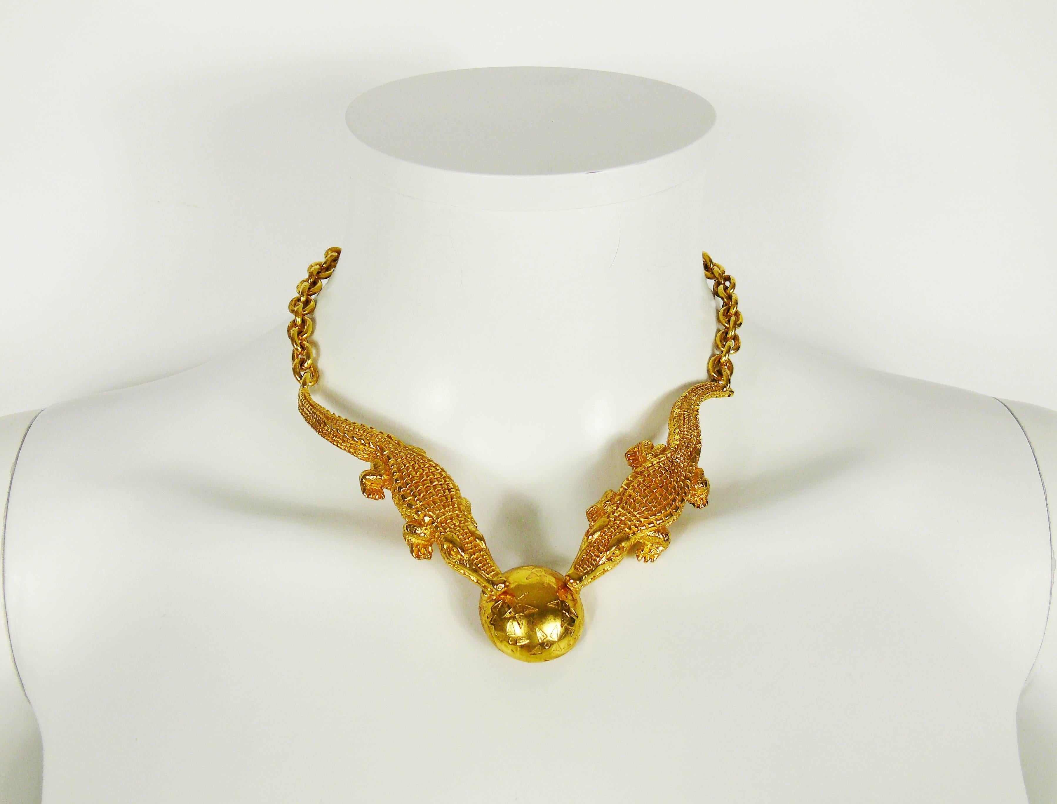 CELINE Paris vintage rare 1991 gold plated necklace featuring two crocodiles articulated on the iconic Maison star globe.

Marked CELINE 91 Made in Italy.

Lobster clasp closure.
Length is not adjustable.

Indicative measurements : length approx. 42