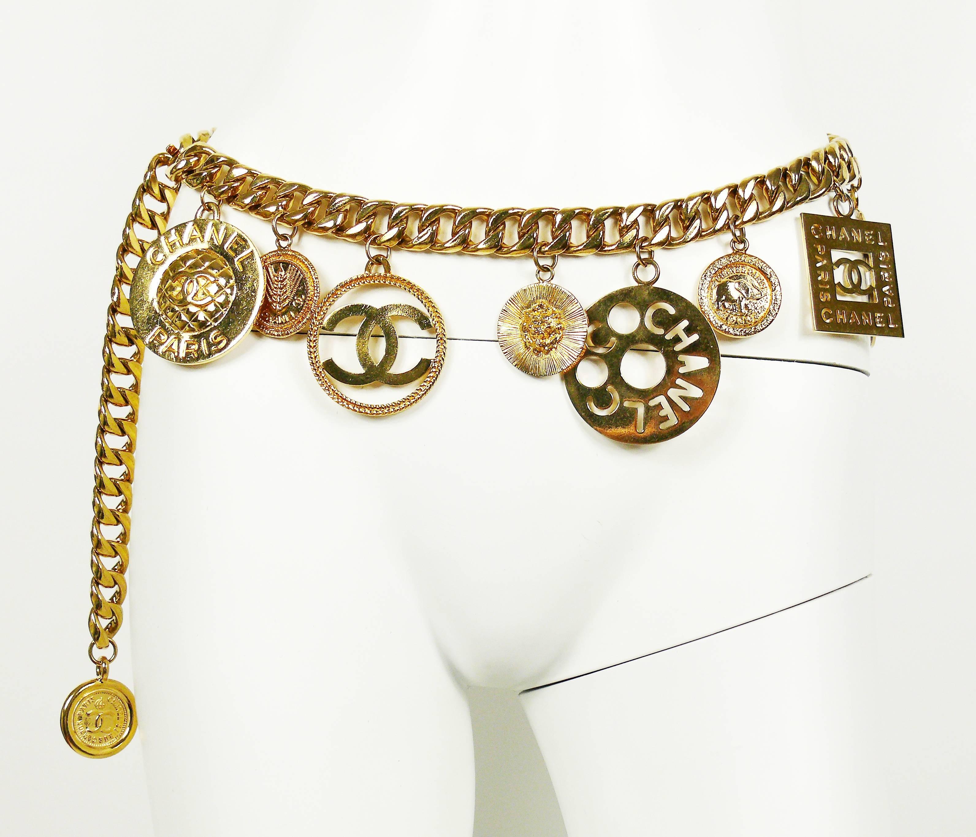 Chanel Vintage 1990s Chunky Gold Toned Chain Belt/Necklace with Charms In Good Condition In Nice, FR