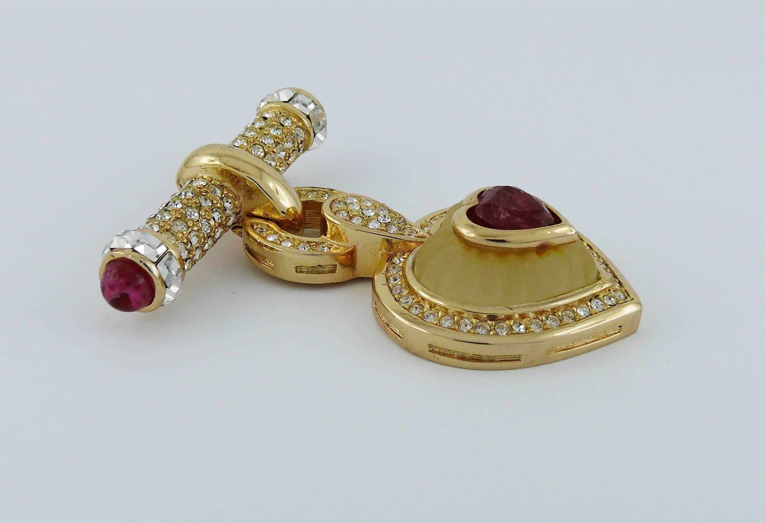CHRISTIAN DIOR vintage gold toned heart dangle brooch with faux ruby glass stones and clear crystal embellishement.

Marked CHR. DIOR Germany.

Indicative measurements : length approx. 5.5 cm (2.17 inches) / max. width approx. 4.6 cm (1.81
