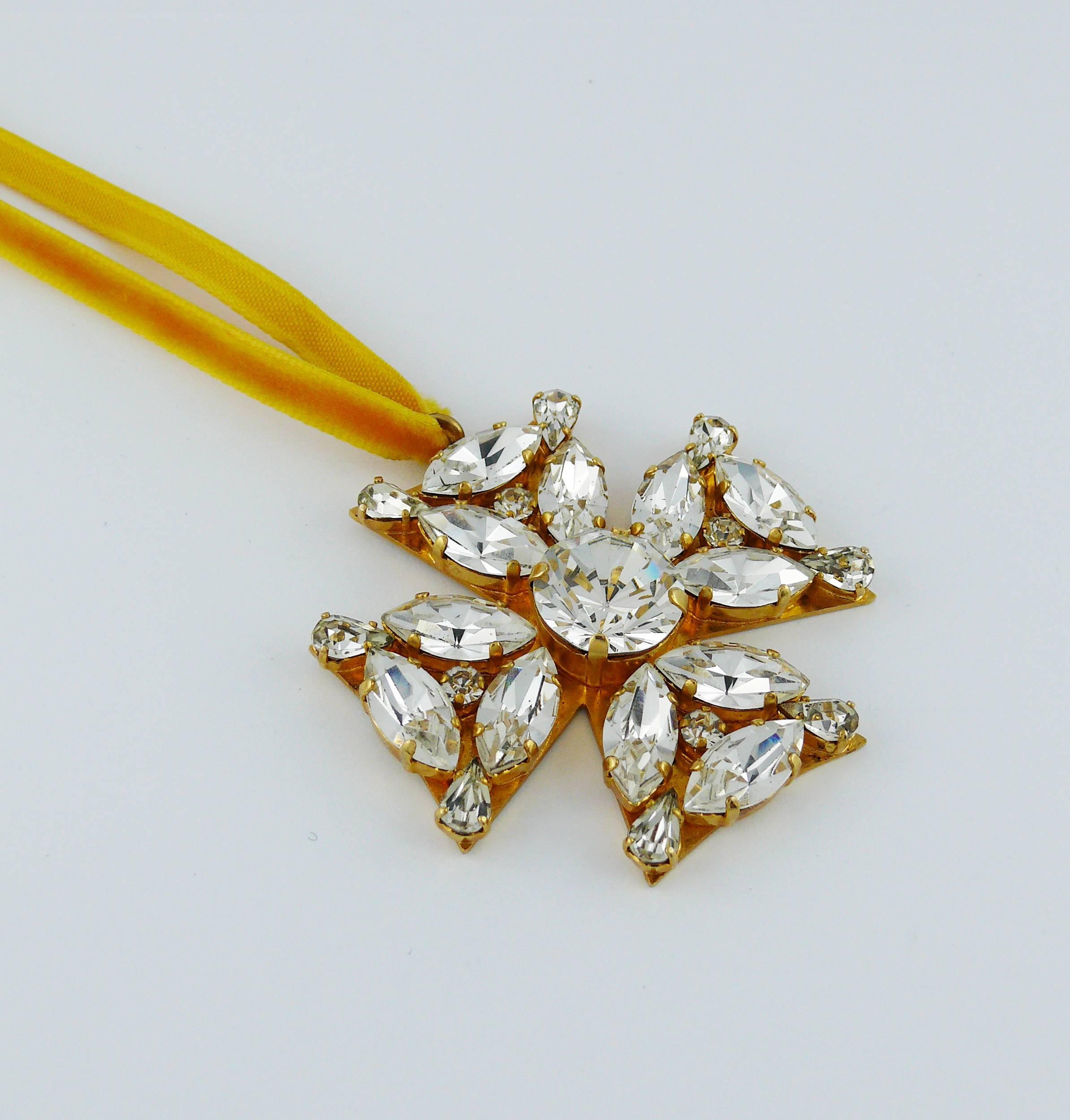 Gorgeous vintage unsigned gold toned Maltese cross pendant set with clear crystals.

Comes with a yellow velvet rope.

Indicative measurements : Maltese cross approx. 4.9 cm (1.93 inches) x 4.9 cm (1.93 inches) / velvet rope total length approx. 68